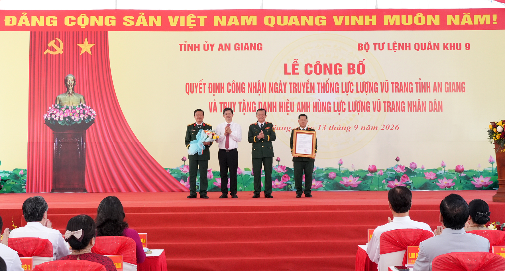 Phó chủ tịch nước Võ Thị Ánh Xuân dự Ngày truyền thống lực lượng vũ trang An Giang- Ảnh 3.