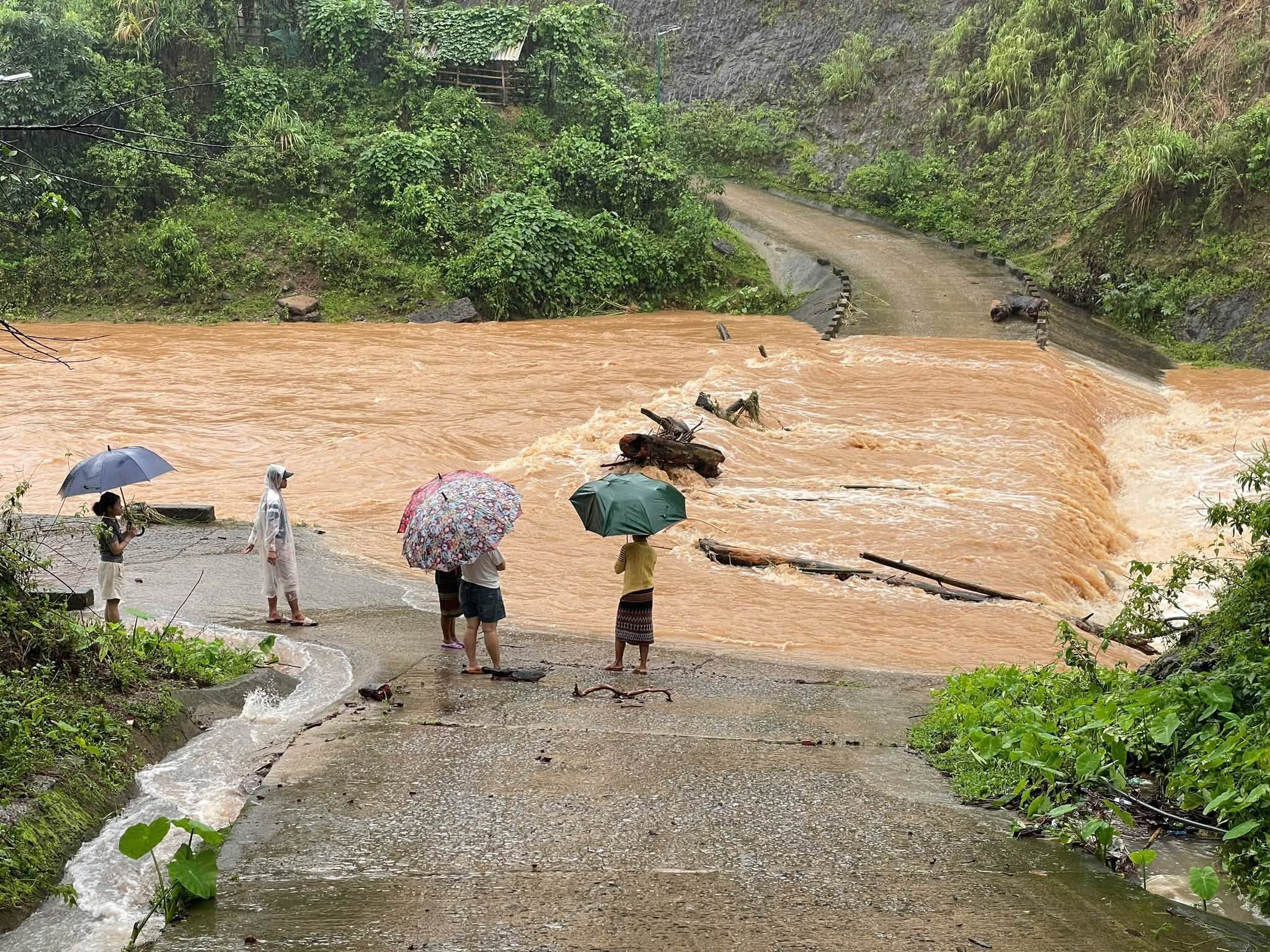 Sạt lở nhiều nơi ở xã Tà Rụt, công an di dời khẩn 3 hộ dân- Ảnh 3.