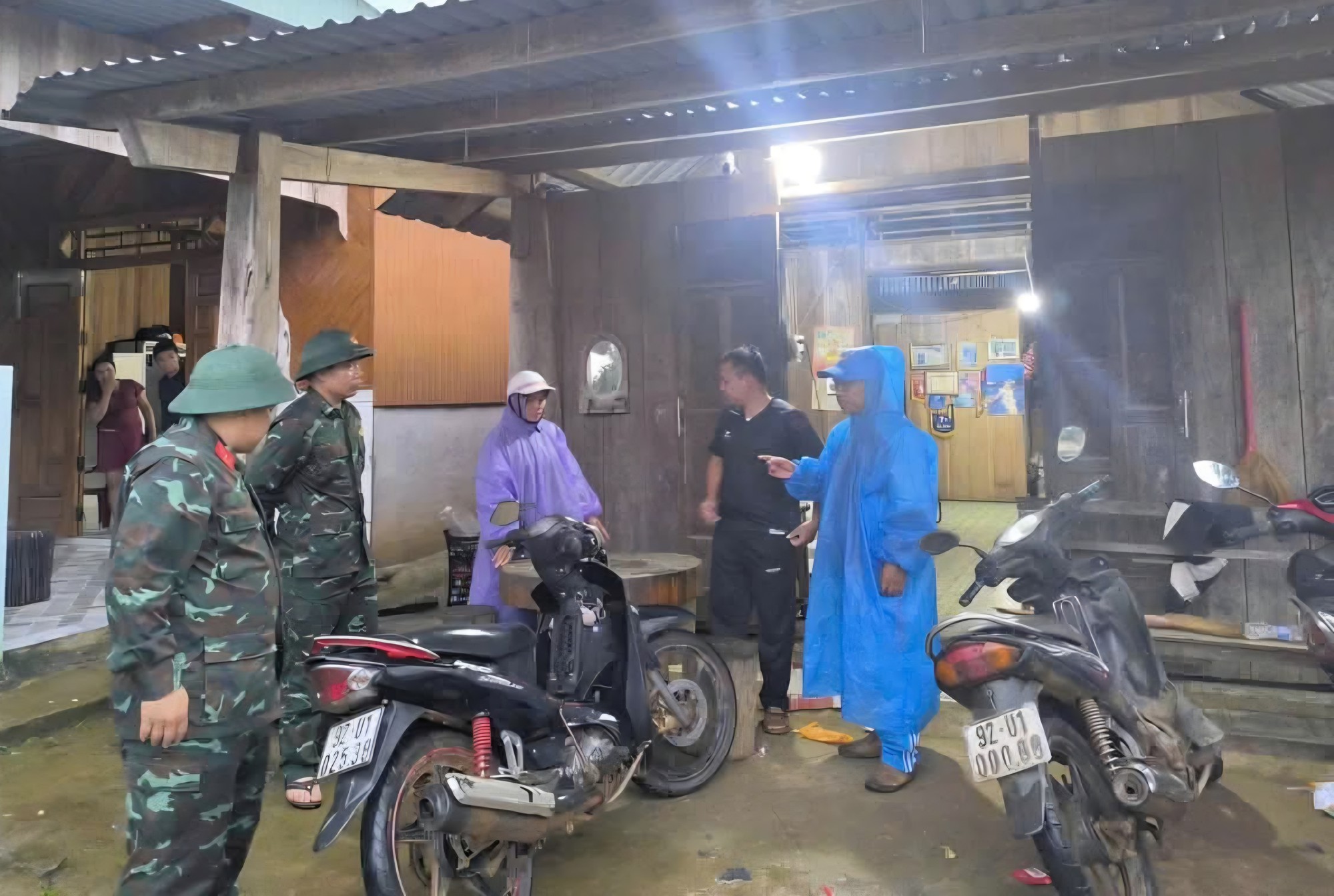 Mưa lớn ở Đà Nẵng: Đất đá tràn đường, hàng chục hộ dân đã được sơ tán- Ảnh 3.