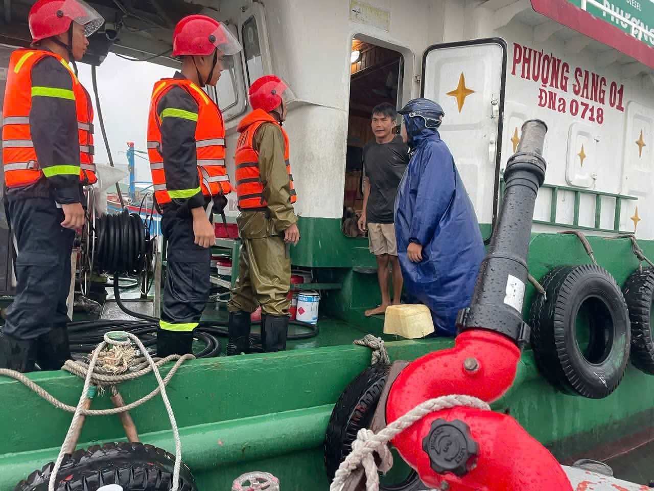 Mưa lớn ở Đà Nẵng: Đất đá tràn đường, hàng chục hộ dân đã được sơ tán- Ảnh 6.