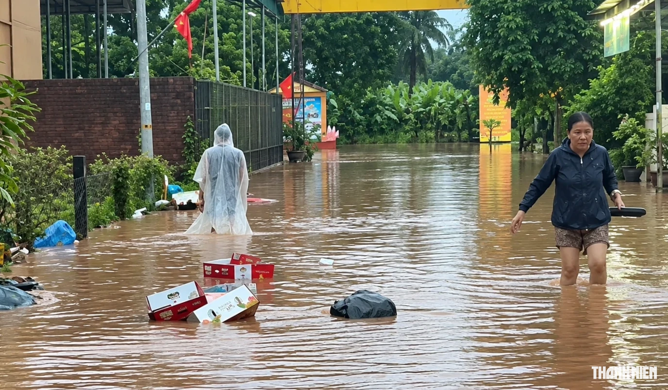 Cận cảnh bộ đội lội nước giúp dân vùng biên Lao Bảo gặp ngập lụt bất ngờ - Ảnh 7.