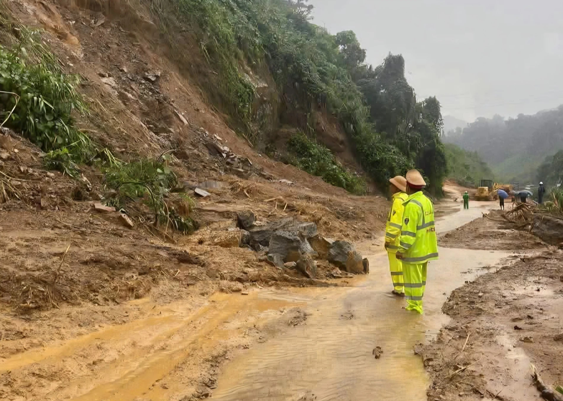 Mưa lớn ở Đà Nẵng: Đất đá tràn đường, hàng chục hộ dân đã được sơ tán- Ảnh 1.