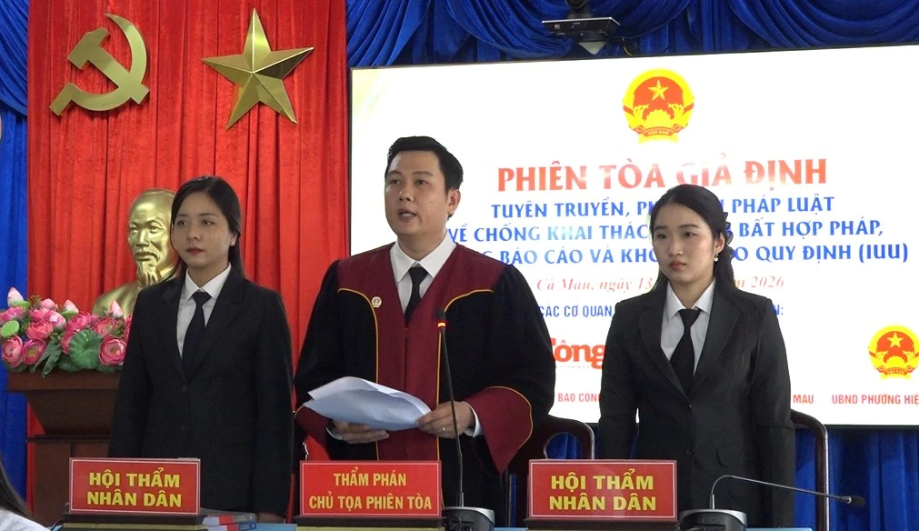 Hàng trăm ngư dân Cà Mau tham dự phiên tòa giả định chống khai thác IUU- Ảnh 1.