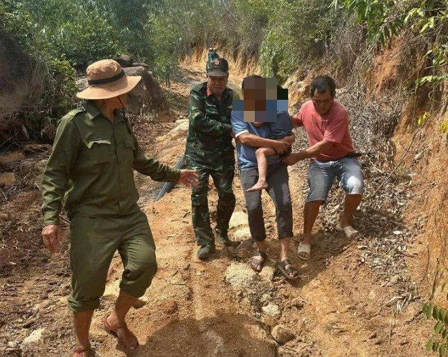 Tìm thấy cháu bé 6 tuổi đi lạc 10 km, chó theo chân bảo vệ suốt đêm - Ảnh 1.