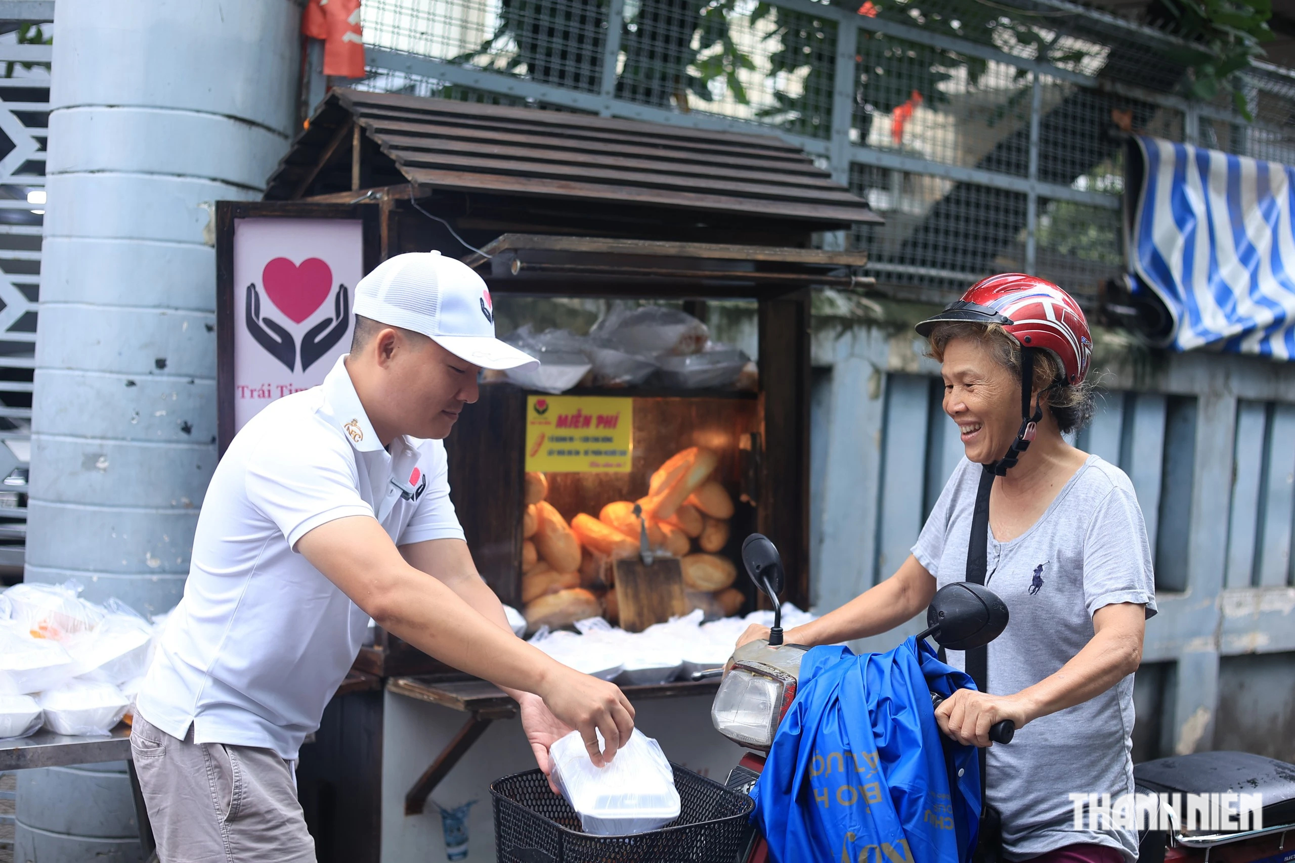 Xe bánh mì không người bán giữa trung tâm TP.HCM bất ngờ có thêm món mới- Ảnh 4.