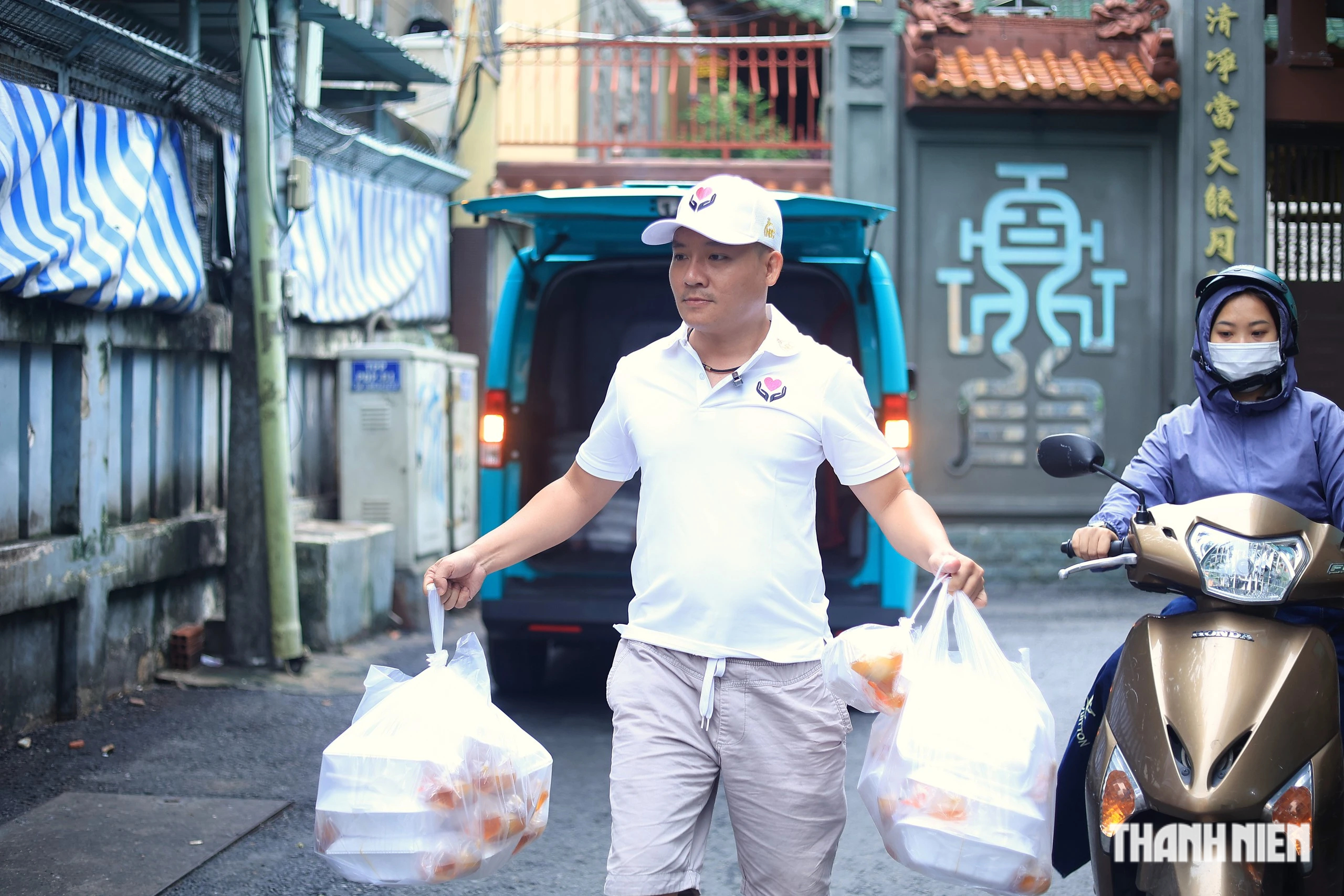 Xe bánh mì không người bán giữa trung tâm TP.HCM bất ngờ có thêm món mới- Ảnh 2.