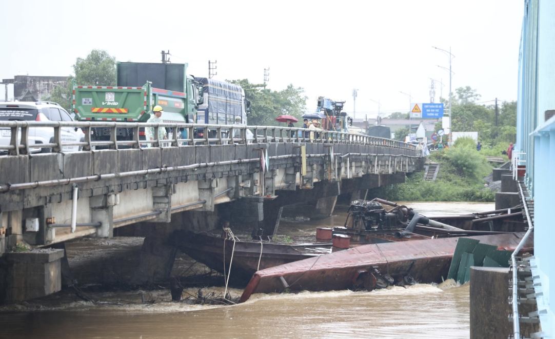 Sà lan mắc kẹt cầu đường sắt Mỹ Chánh: Cắt mái, bơm nước nhấn chìm sà lan- Ảnh 1.