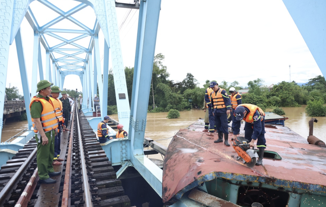 Sà lan mắc kẹt cầu đường sắt Mỹ Chánh: Cắt mái, bơm nước nhấn chìm sà lan- Ảnh 2.