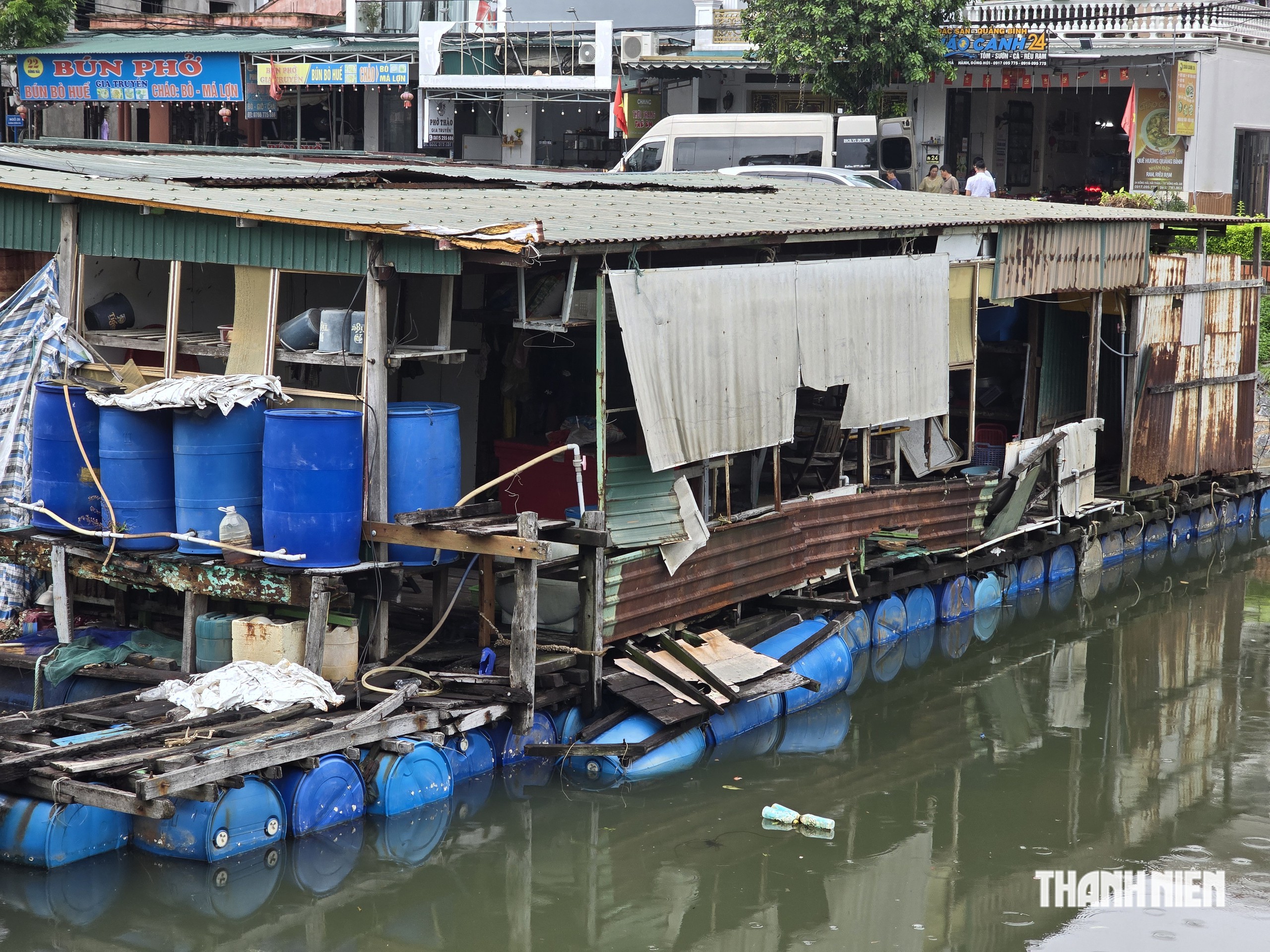 Nh&agrave; h&agrave;ng nổi từng nức tiếng ở Đồng Hới th&agrave;nh 'đống phế liệu' tr&ecirc;n k&ecirc;nh Ph&oacute;ng Thủy- Ảnh 4.