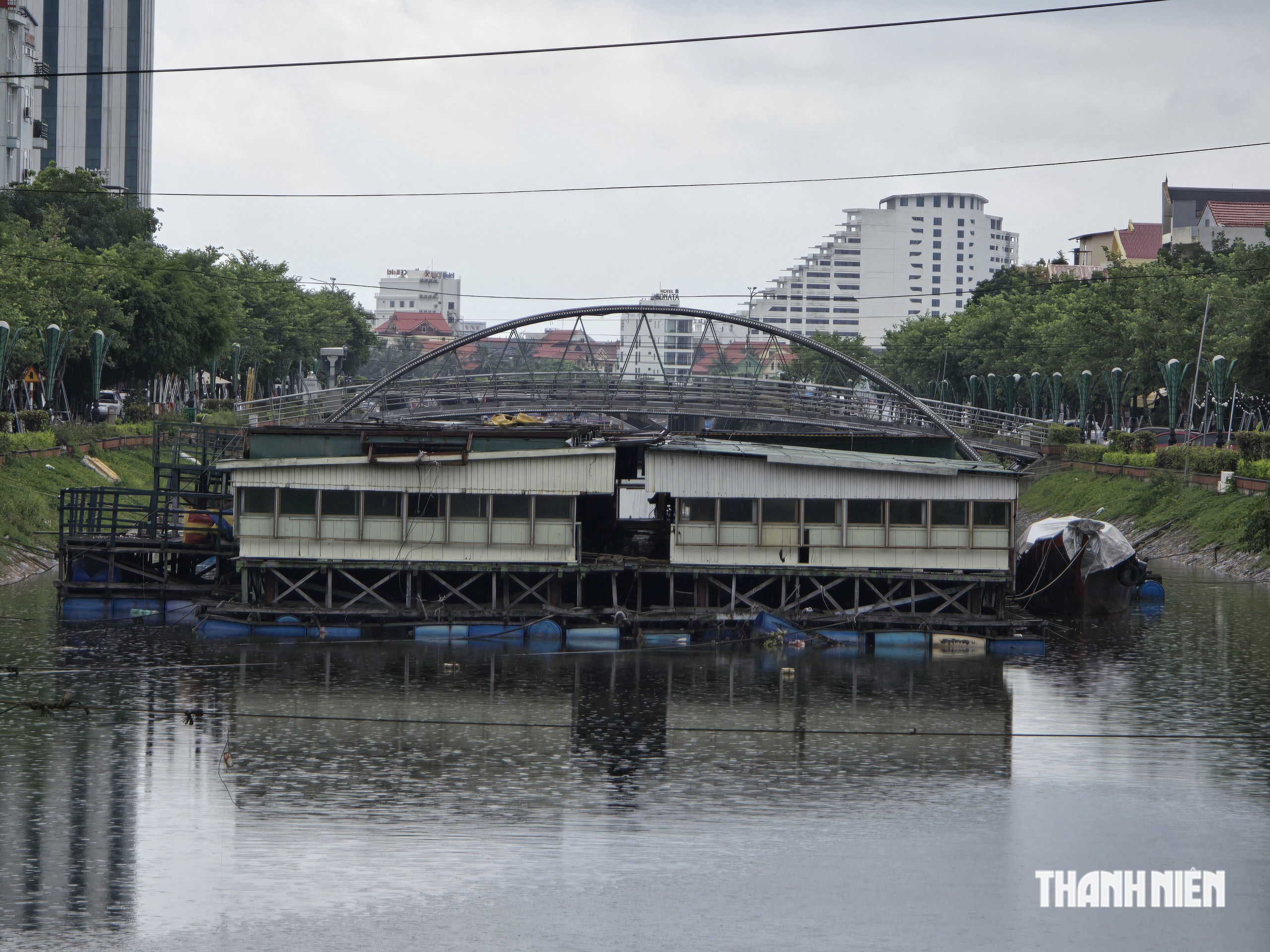 Nh&agrave; h&agrave;ng nổi từng nức tiếng ở Đồng Hới th&agrave;nh 'đống phế liệu' tr&ecirc;n k&ecirc;nh Ph&oacute;ng Thủy- Ảnh 9.