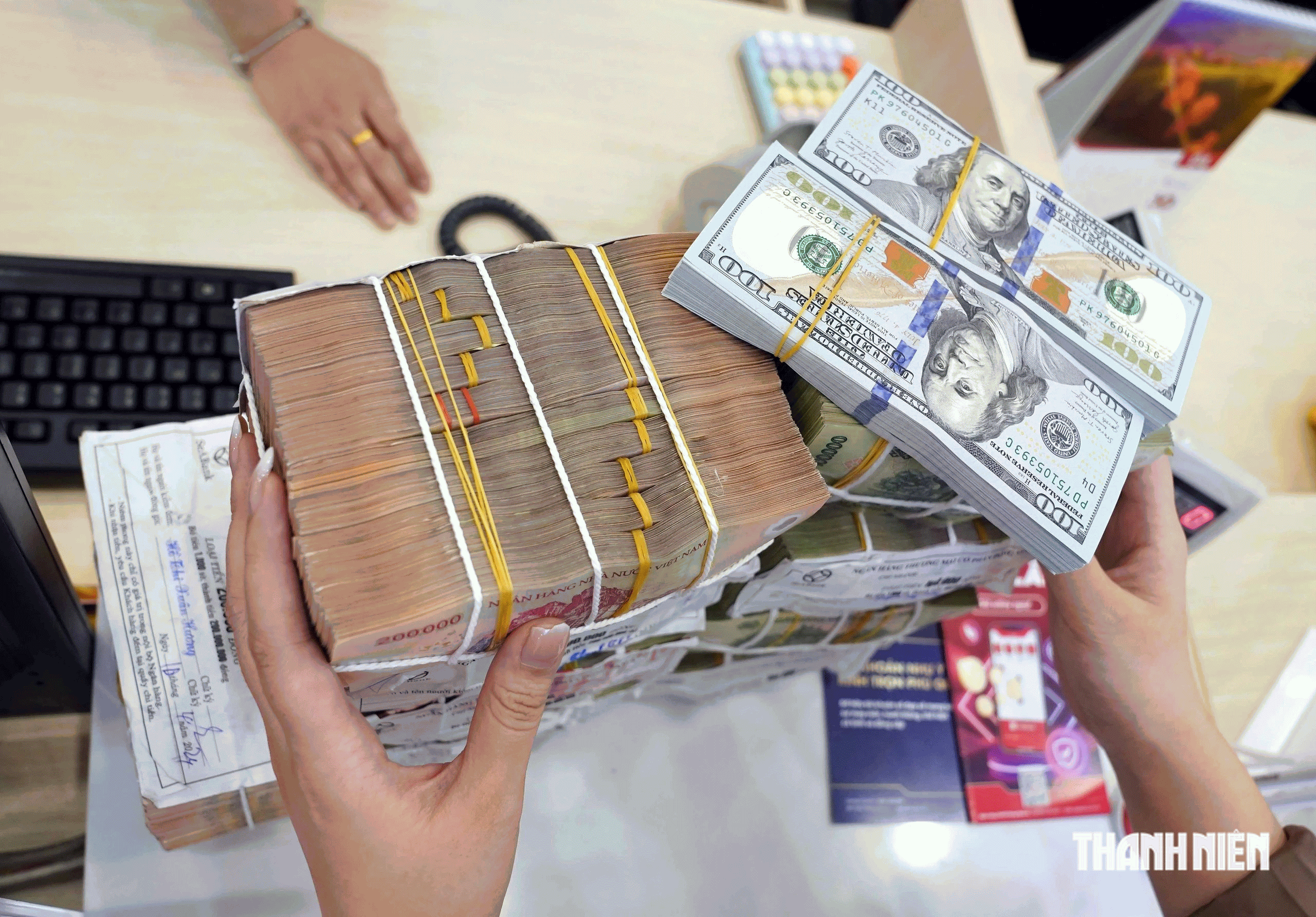 Vì sao giá USD giảm mạnh?- Ảnh 1.
