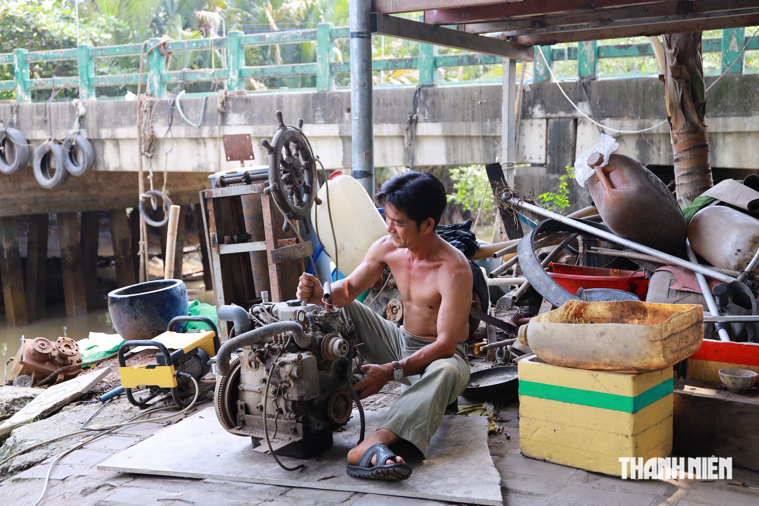 25 năm sửa ghe, vớt x&aacute;c miễn ph&iacute; ở c&ugrave; lao Long Phước - Ảnh 1.