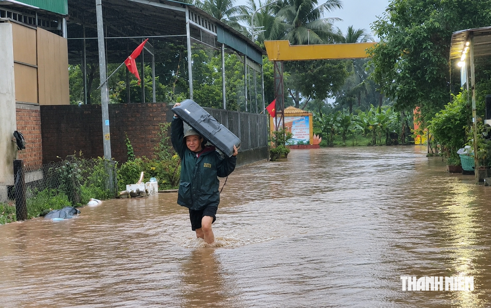 Cận cảnh bộ đội lội nước giúp dân vùng biên Lao Bảo gặp ngập lụt bất ngờ - Ảnh 8.