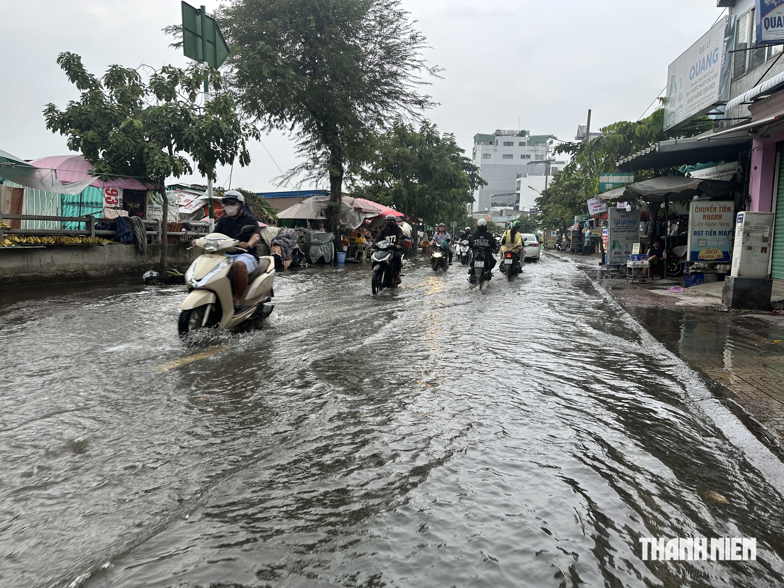 Triều cường dâng cao chiều 13.9, một số nơi ở khu nam TP.HCM lại ngập - Ảnh 8.