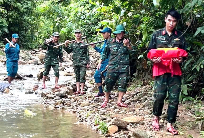 Tìm thấy mộ liệt sĩ cùng cúc áo, võ đạn AK giữa rừng già Đà Nẵng - Ảnh 2.
