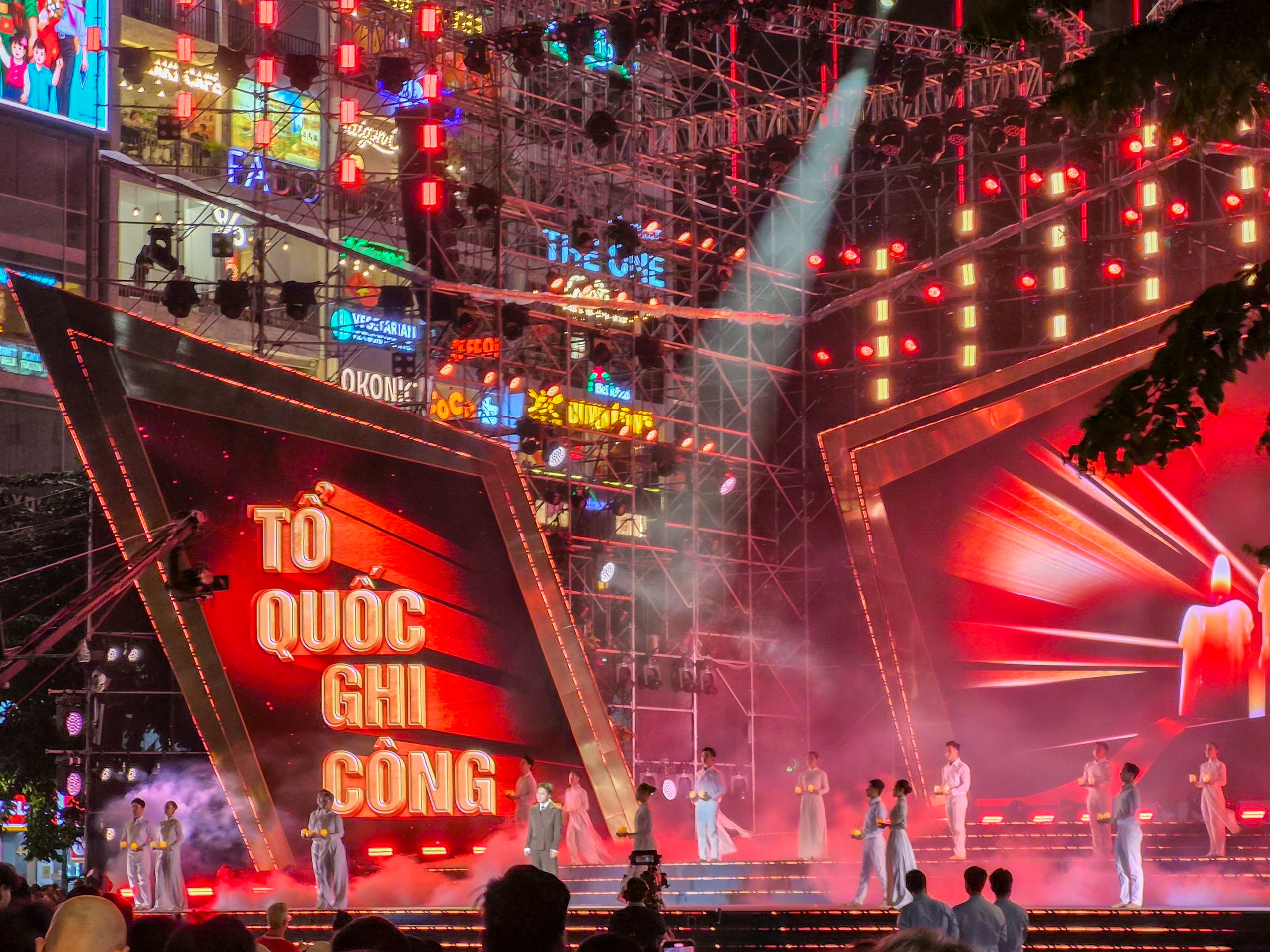 Từ pháo hoa đến concert, không khí lễ hội sống động qua ống kính Galaxy S26 FE - Ảnh 2.