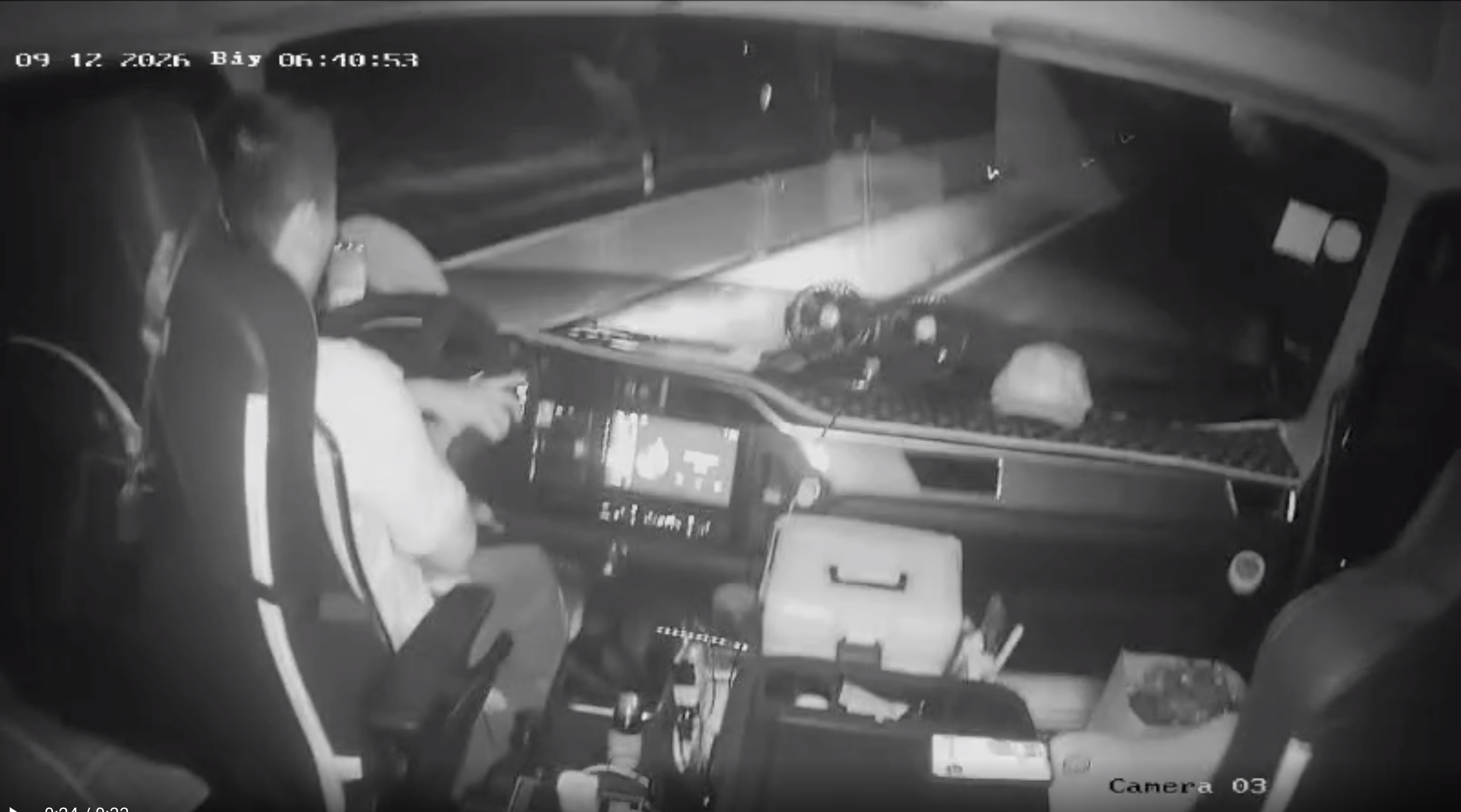 Tài xế buồn ngủ khi lái xe trên cao tốc, xe tải mất lái lật nghiêng - Ảnh 1.