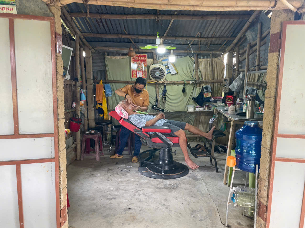 Mẹ 78 tuổi đạp xe thăm con bị tật làm nghề hớt tóc: 'Sợ ế, con buồn' - Ảnh 1.