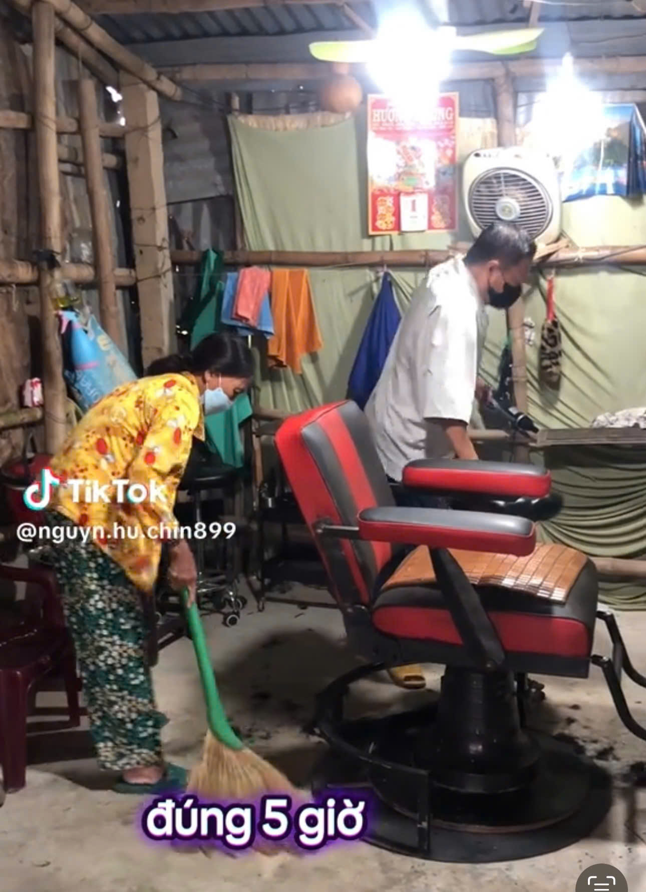 Mẹ 78 tuổi đạp xe thăm con bị tật làm nghề hớt tóc: 'Sợ ế, con buồn' - Ảnh 2.