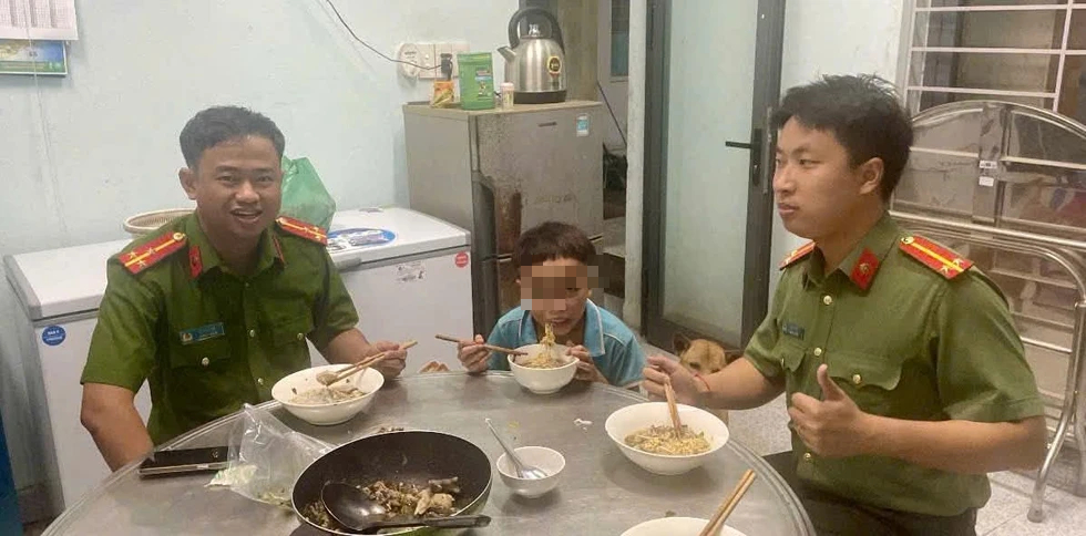 Cậu b&eacute; 13 tuổi đi bộ gần 100 km t&igrave;m mẹ:Ph&iacute;a sau l&agrave; c&acirc;u chuyện x&oacute;t xa- Ảnh 2.