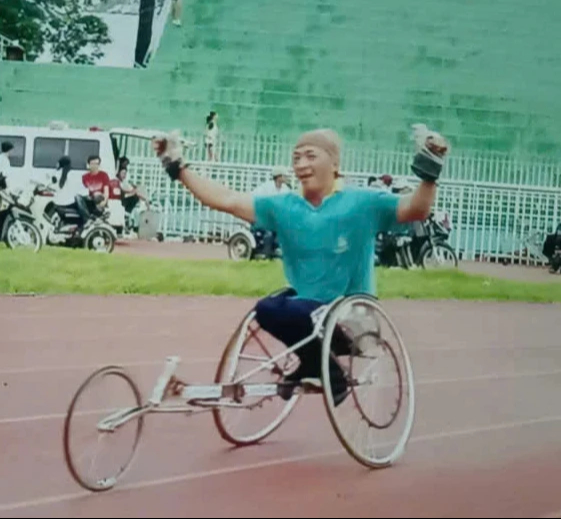 Chuyện đời người thợ sửa đồng hồ khuyết tật ở góc phố Sài Gòn - Ảnh 4.