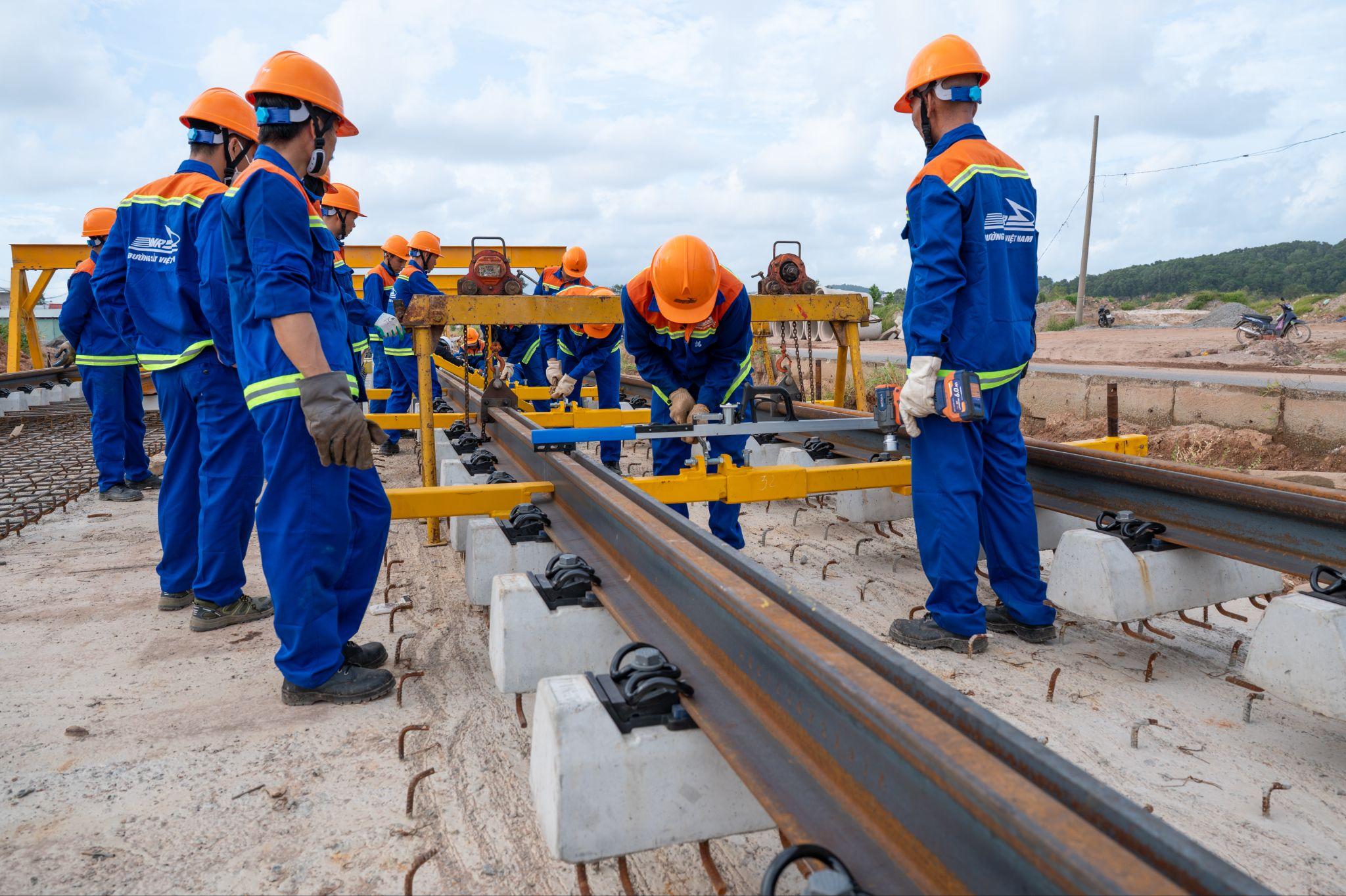 2.850 thanh ray đang được tăng tốc lắp đặt trên tuyến LRT đầu tiên tại Việt Nam- Ảnh 4.