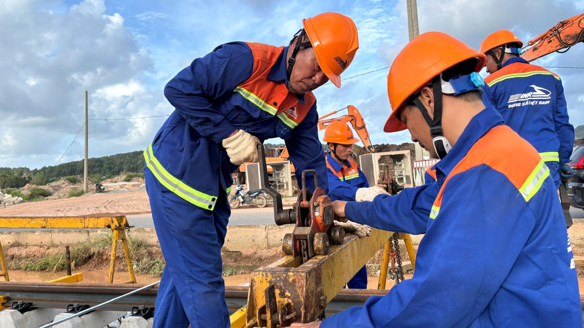2.850 thanh ray đang được tăng tốc lắp đặt trên tuyến LRT đầu tiên tại Việt Nam- Ảnh 3.
