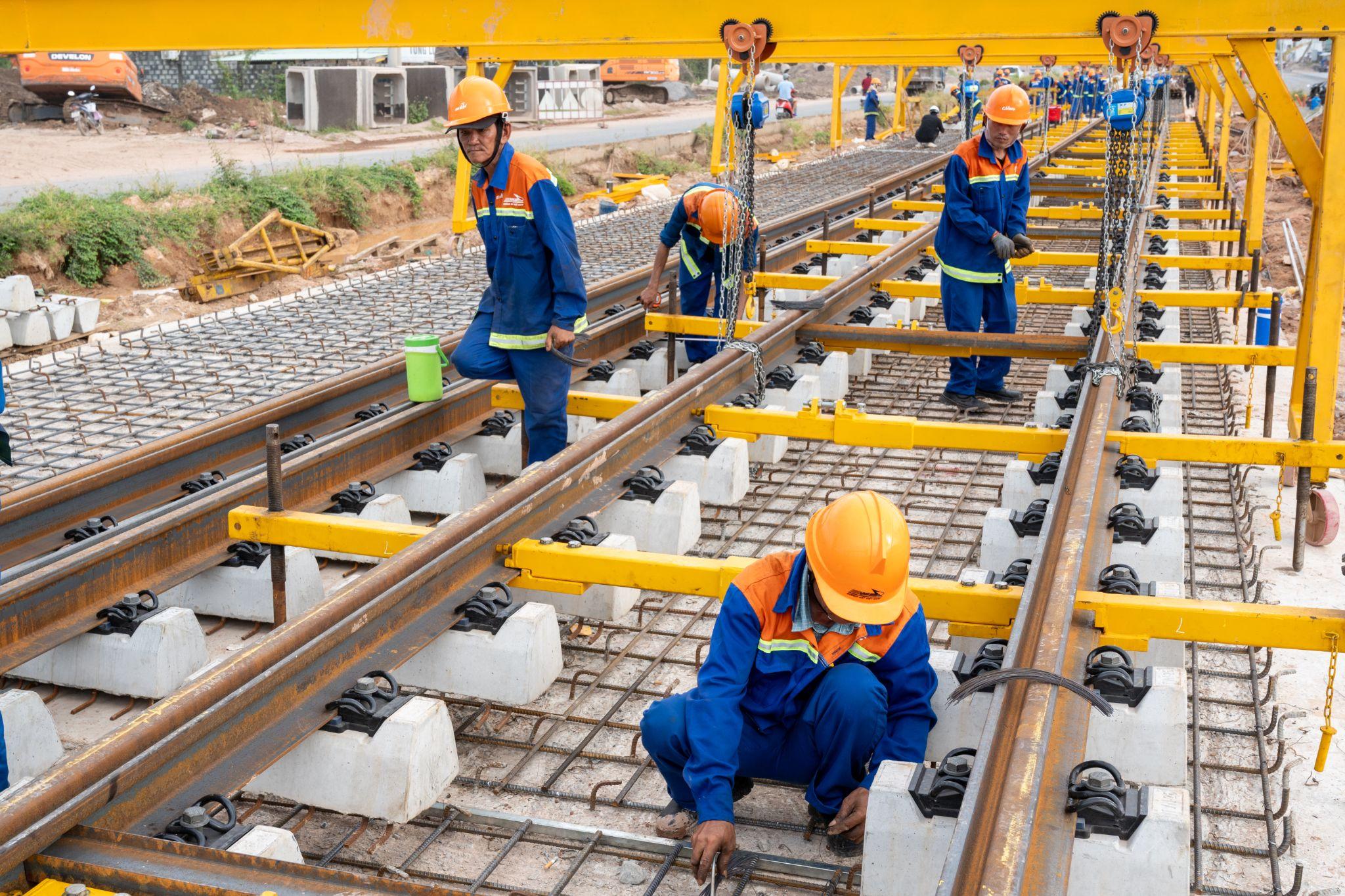 2.850 thanh ray đang được tăng tốc lắp đặt trên tuyến LRT đầu tiên tại Việt Nam- Ảnh 2.