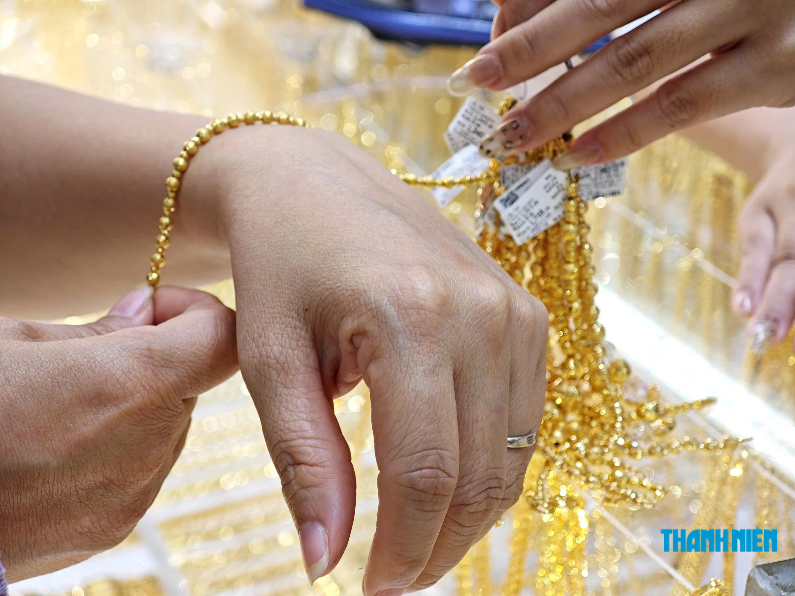 Giá vàng trong nước gia tăng mức đắt đỏ- Ảnh 1.