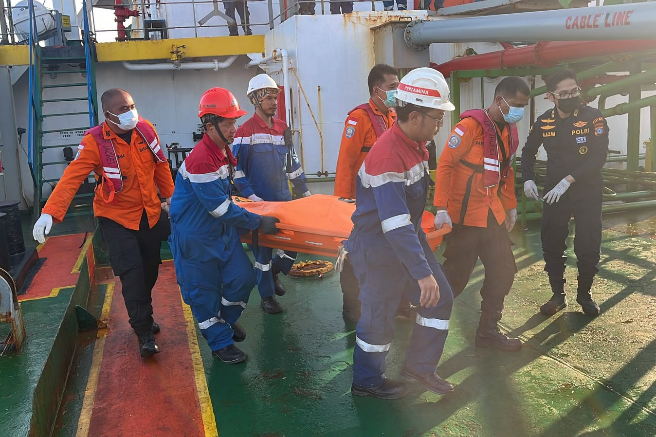 Indonesia chạy đua cứu 129 người mất tích sau vụ lật phà - Ảnh 1.