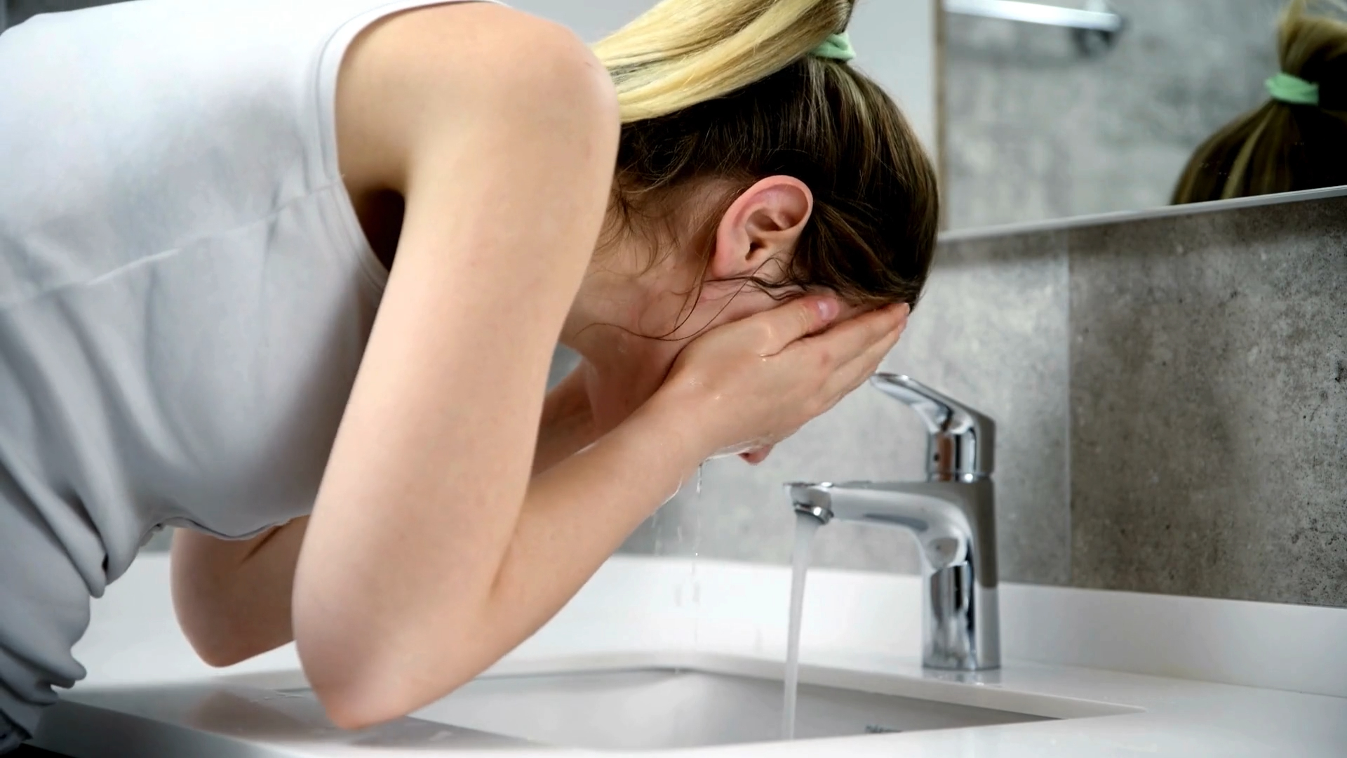 Tr&agrave;o lưu rửa mặt bằng nước muối tự pha: C&oacute; n&ecirc;n d&ugrave;ng thường xuy&ecirc;n?  - Ảnh 1.