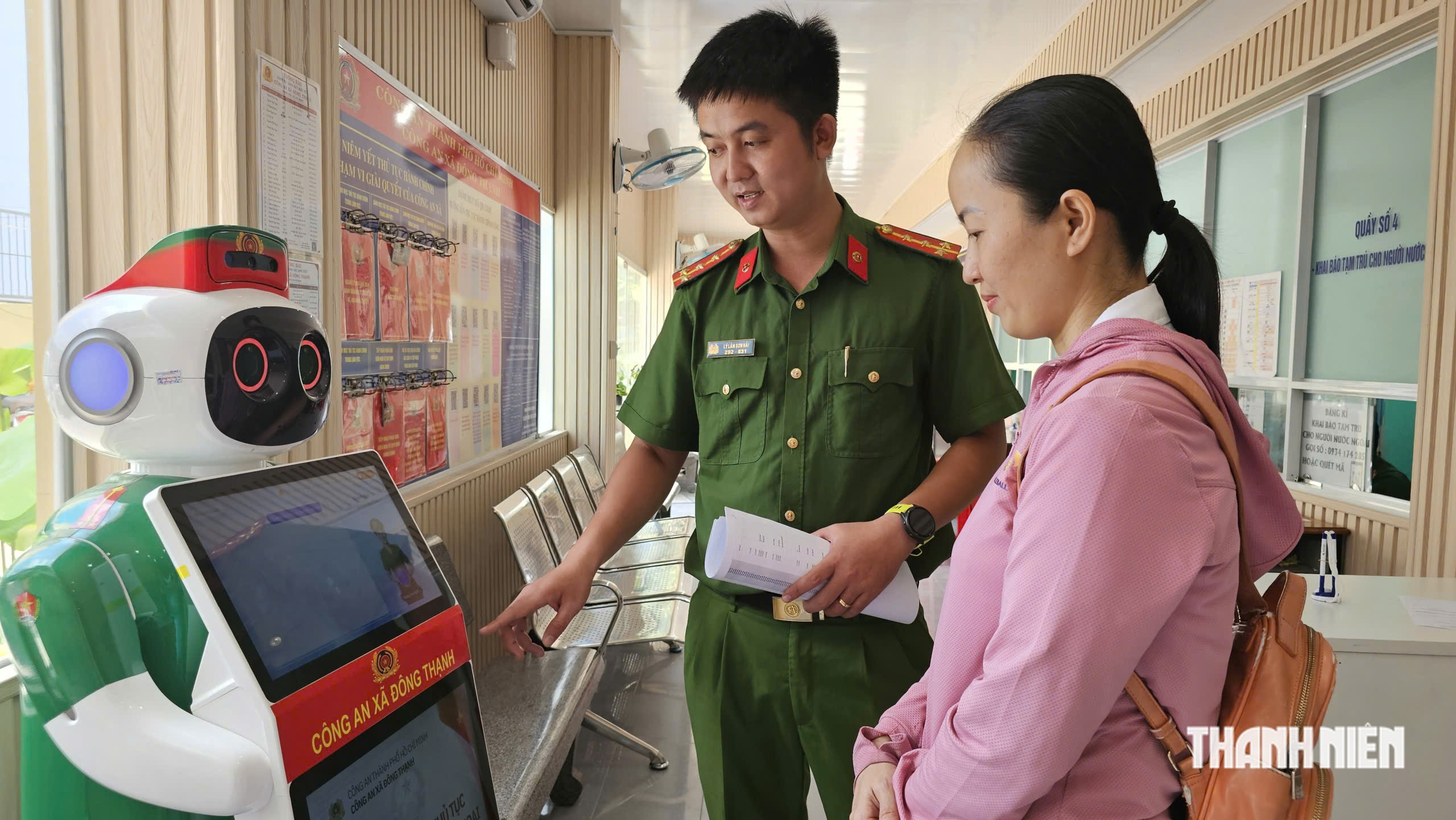 Thủ tục hành chính ở TP.HCM 'lên đời': Rô bốt AI 'chia lửa'- Ảnh 1.