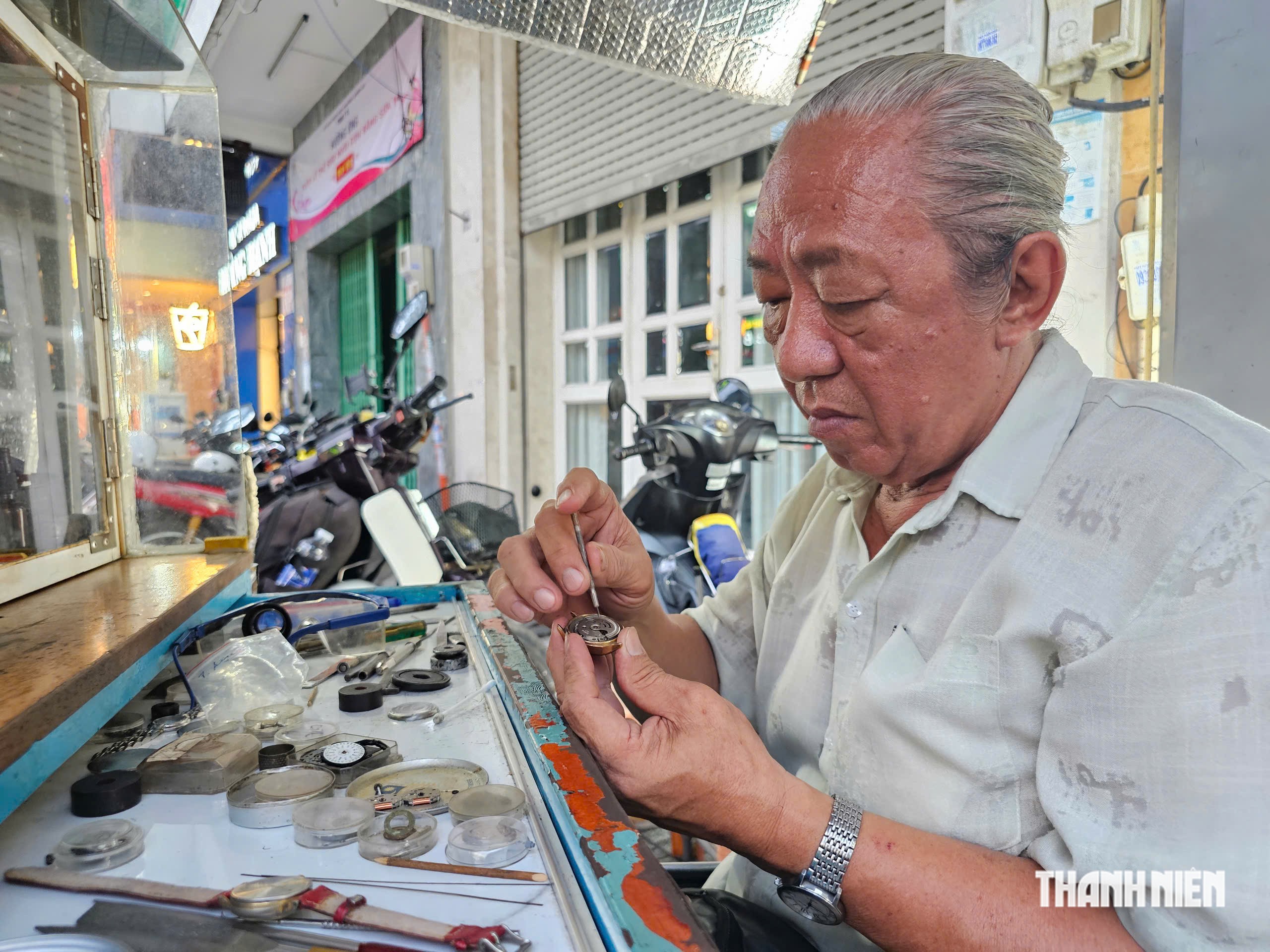 Chuyện đời người thợ sửa đồng hồ khuyết tật ở góc phố Sài Gòn - Ảnh 2.