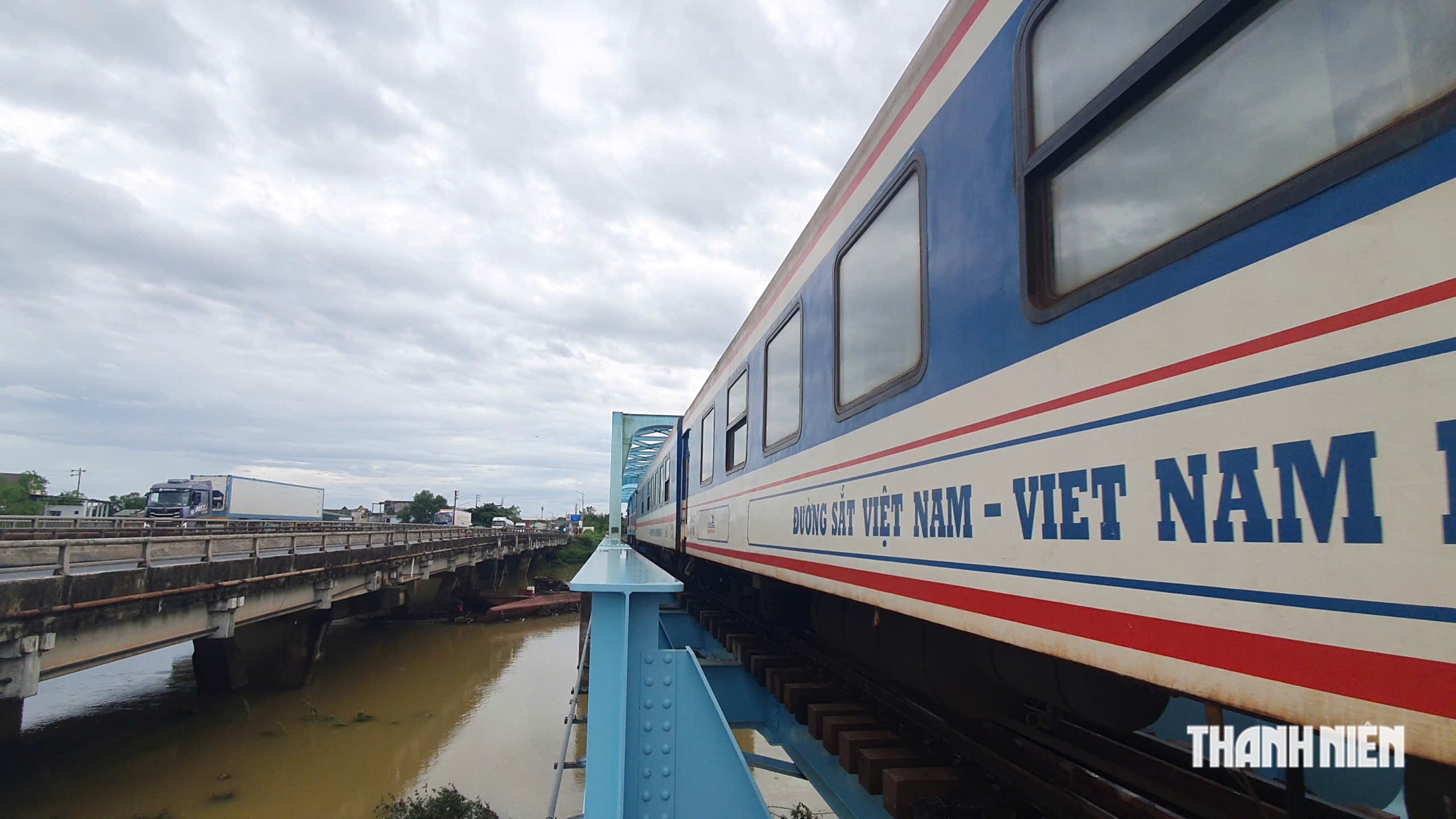 Sà lan mắc kẹt ở cầu đường sắt Mỹ Chánh: Xem xét trách nhiệm hình sự nếu có vi phạm- Ảnh 2.