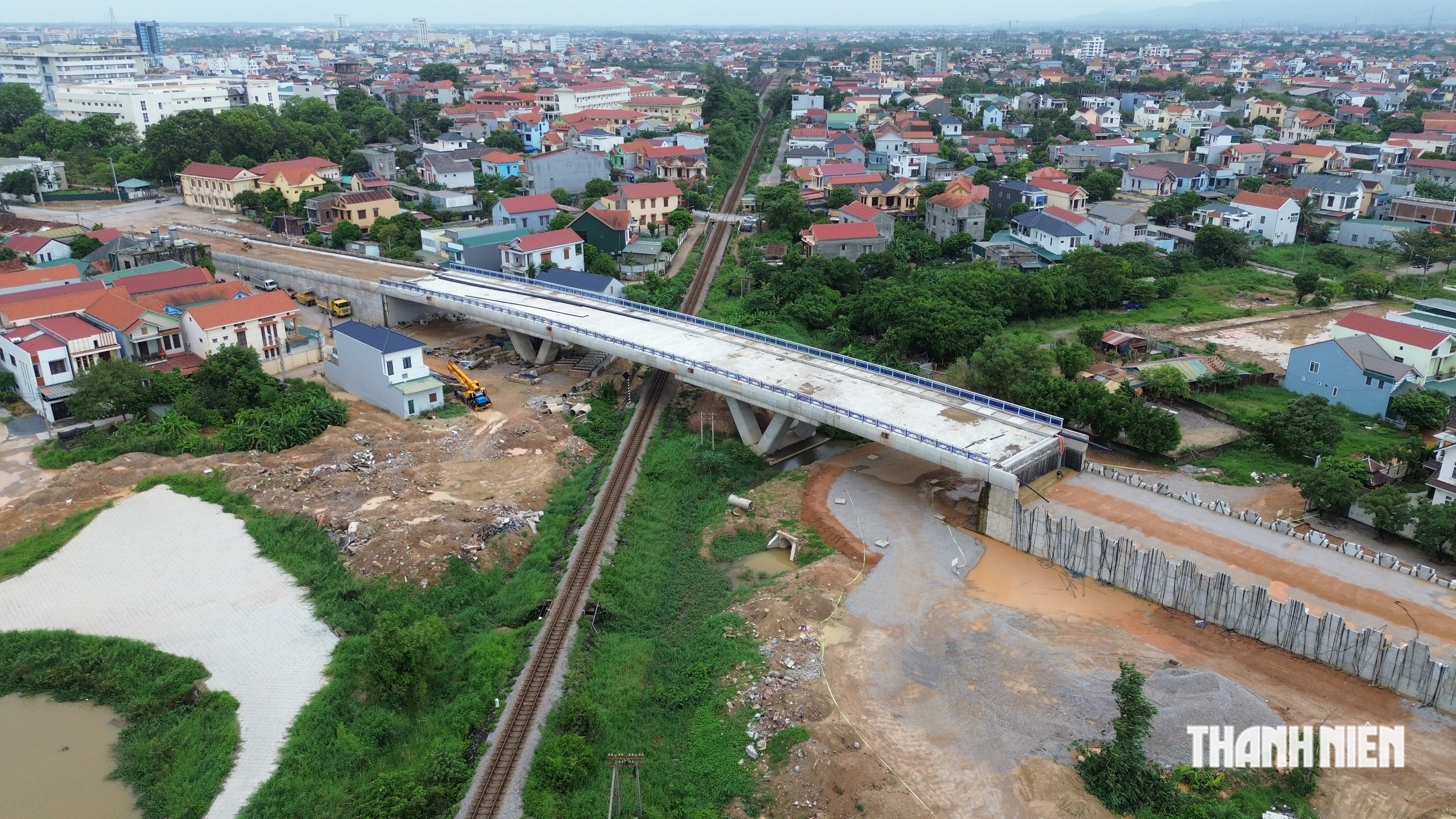 Dự án cầu vượt đường sắt Đồng Hới từng thi công ì ạch giờ ra sao?- Ảnh 4.