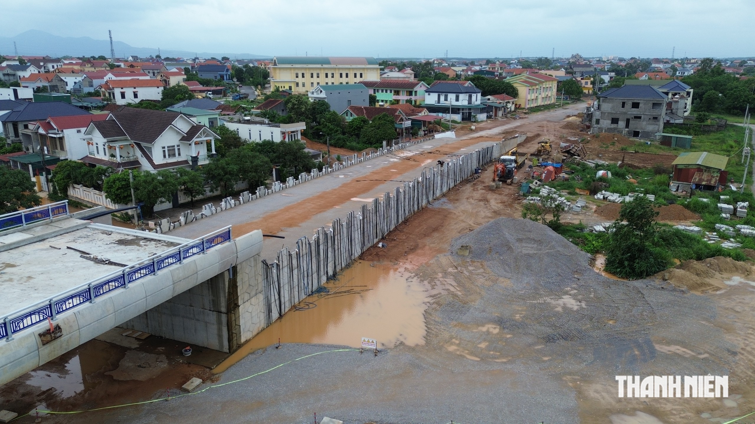 Dự án cầu vượt đường sắt Đồng Hới từng thi công ì ạch giờ ra sao?- Ảnh 6.