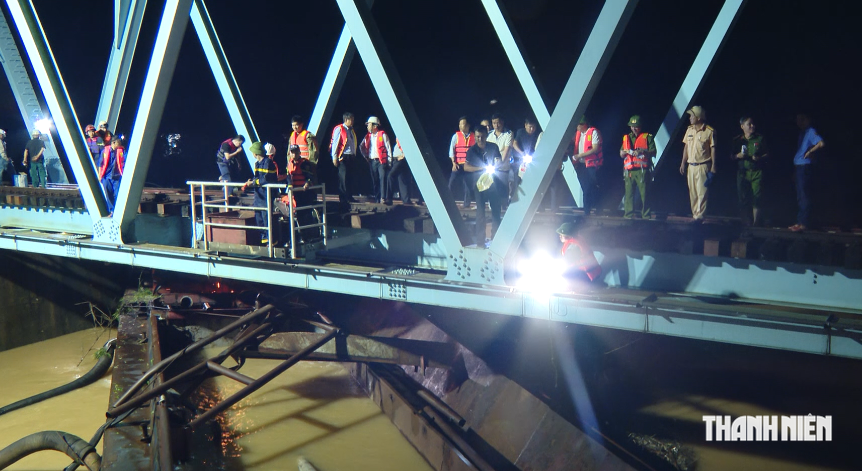 Trắng đêm 'giải cứu' cầu đường sắt, đường bộ Mỹ Chánh bị 3 sà lan đâm trúng- Ảnh 2.