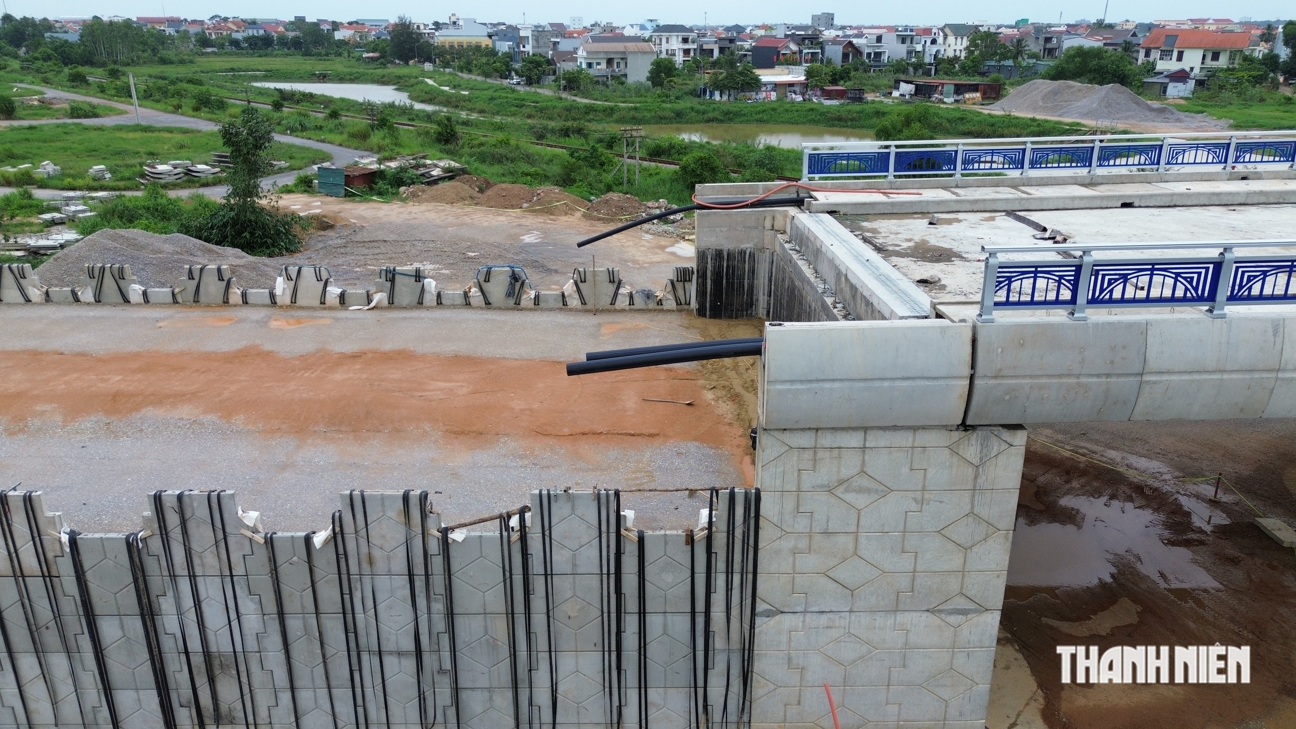 Dự án cầu vượt đường sắt Đồng Hới từng thi công ì ạch giờ ra sao?- Ảnh 7.