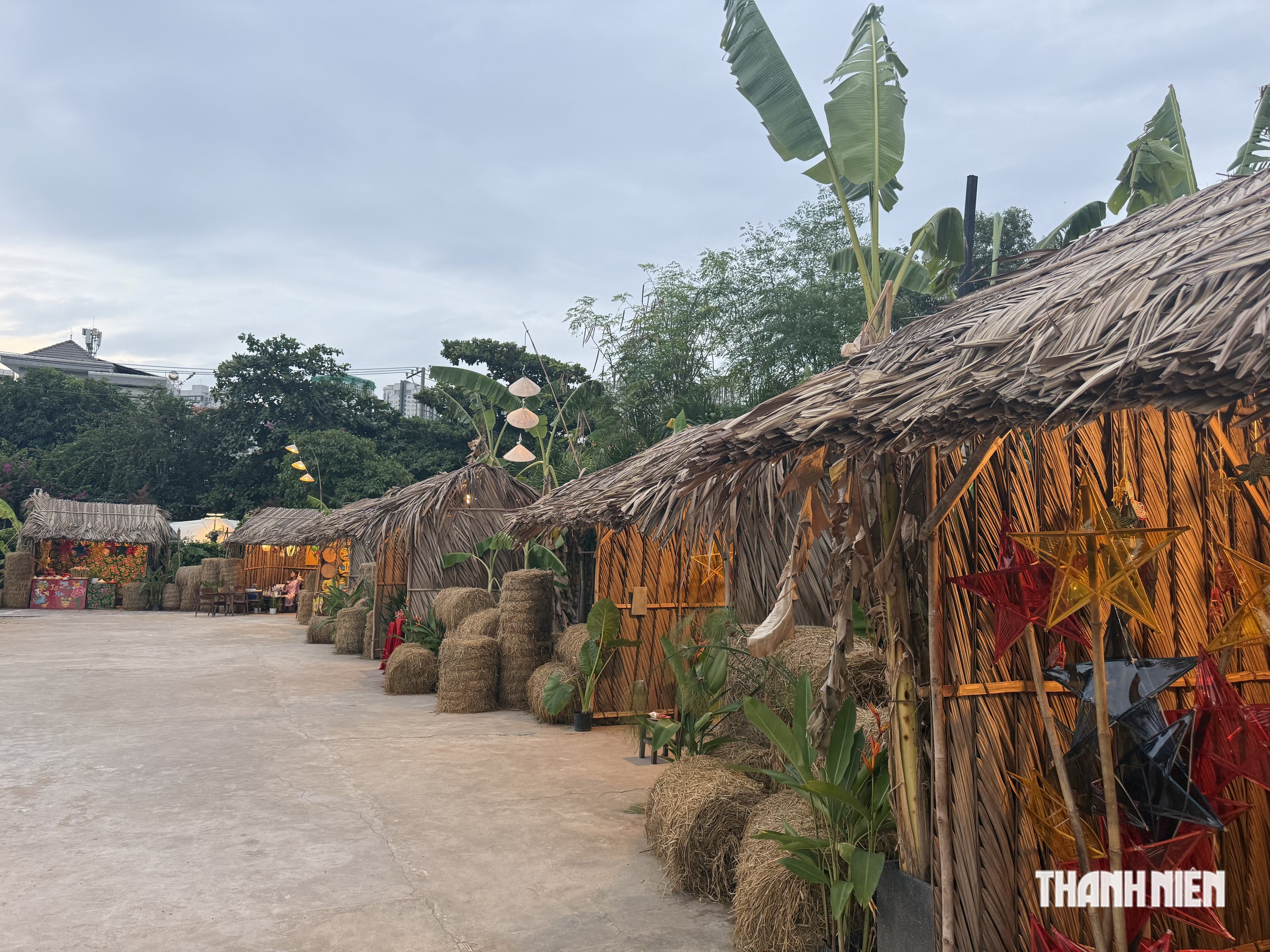 Chưa đến trung thu người trẻ đ&atilde; rủ nhau &lsquo;Hẹn em dưới &aacute;nh trăng&rsquo; - Ảnh 8.