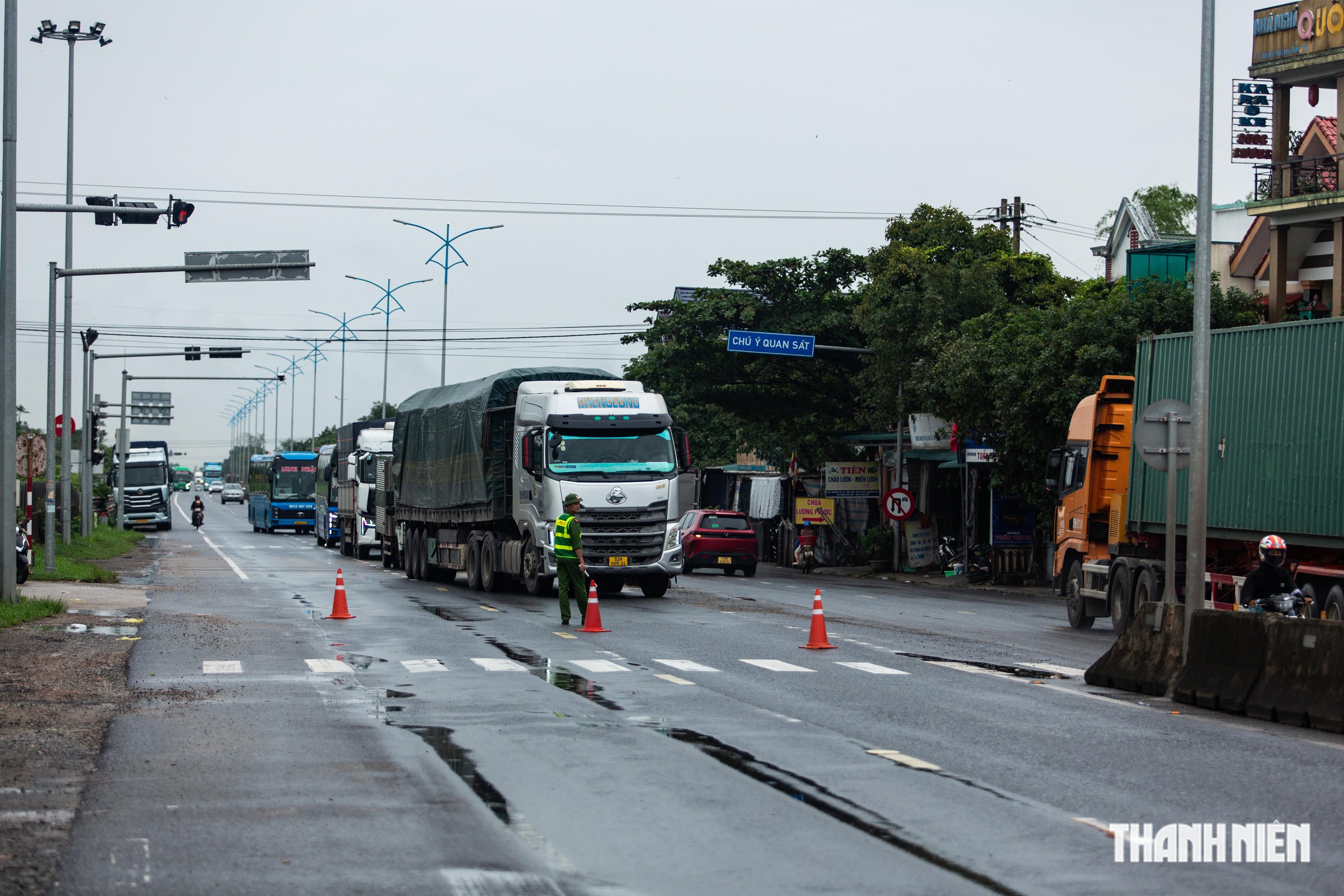 Kéo thành công một sà lan ra khỏi nơi mắc kẹt ở cầu đường sắt Mỹ Chánh - Ảnh 1.