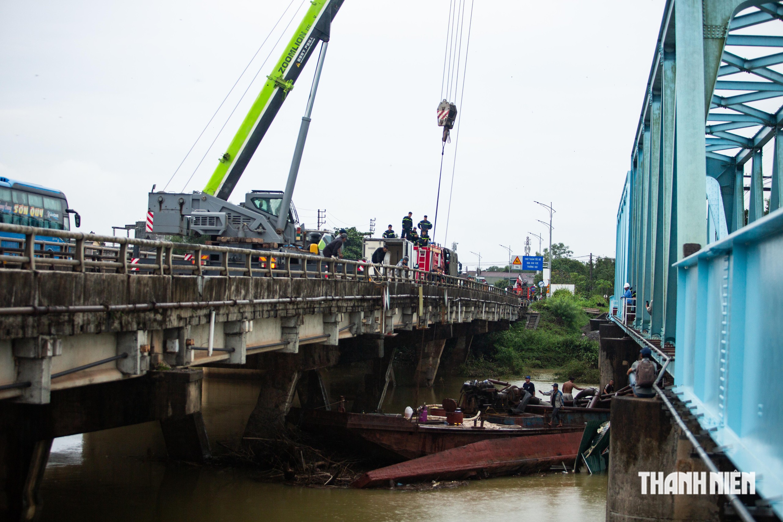 Kéo thành công một sà lan ra khỏi nơi mắc kẹt ở cầu đường sắt Mỹ Chánh - Ảnh 3.