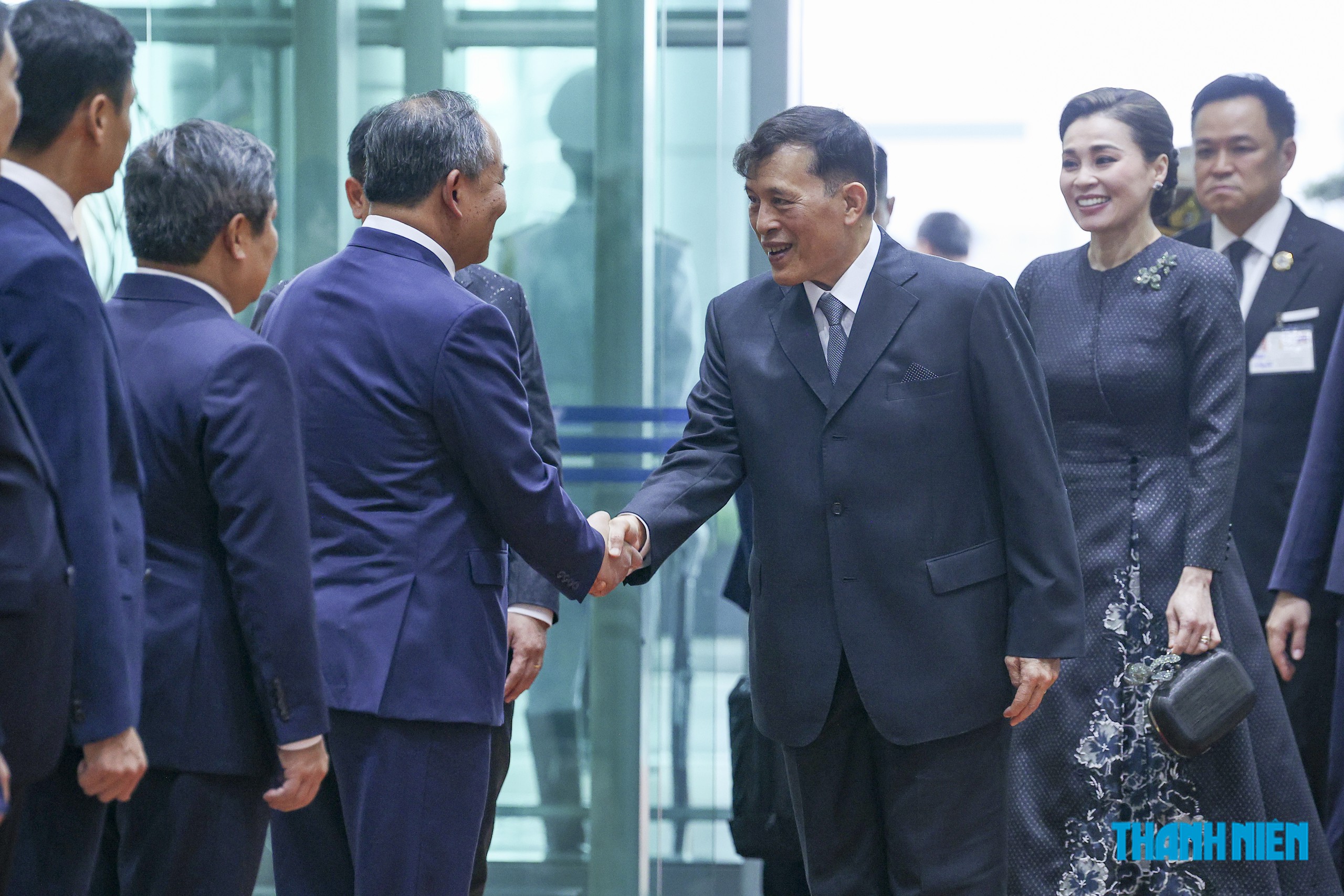 Nhà vua Thái Lan tự lái chuyên cơ đến Hà Nội, bắt đầu thăm Việt Nam - Ảnh 2.