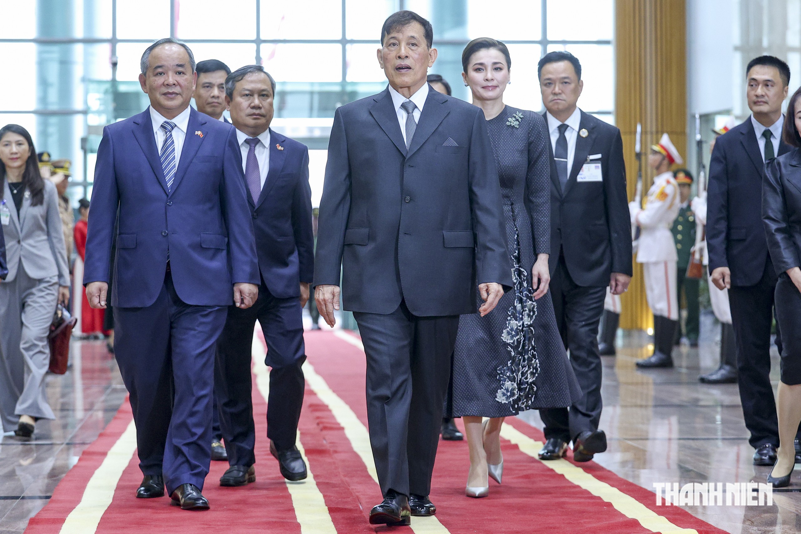 Nhà vua Thái Lan tự lái chuyên cơ đến Hà Nội, bắt đầu thăm Việt Nam - Ảnh 3.
