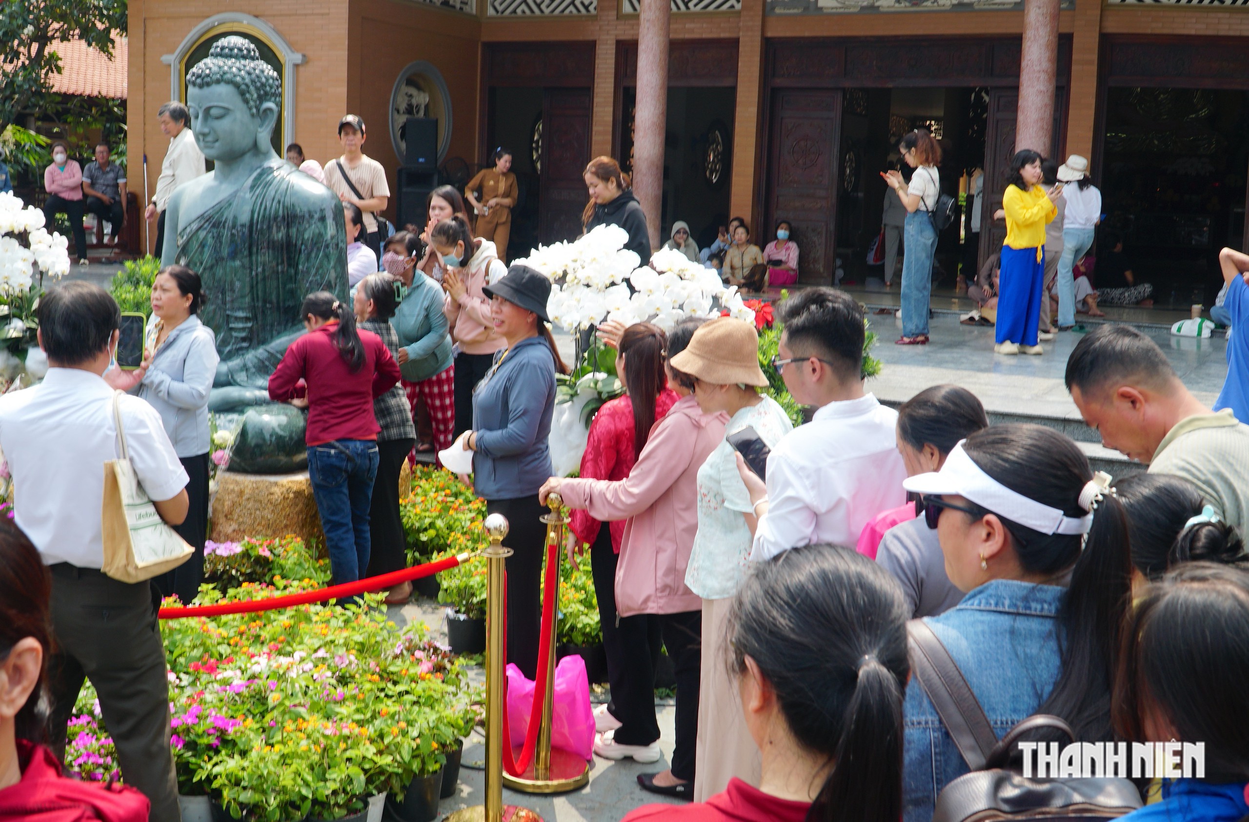 Có hơn 15.000 người chiêm bái tượng Phật đá xanh Ấn Độ ở chùa Hoàng Pháp - Ảnh 4.