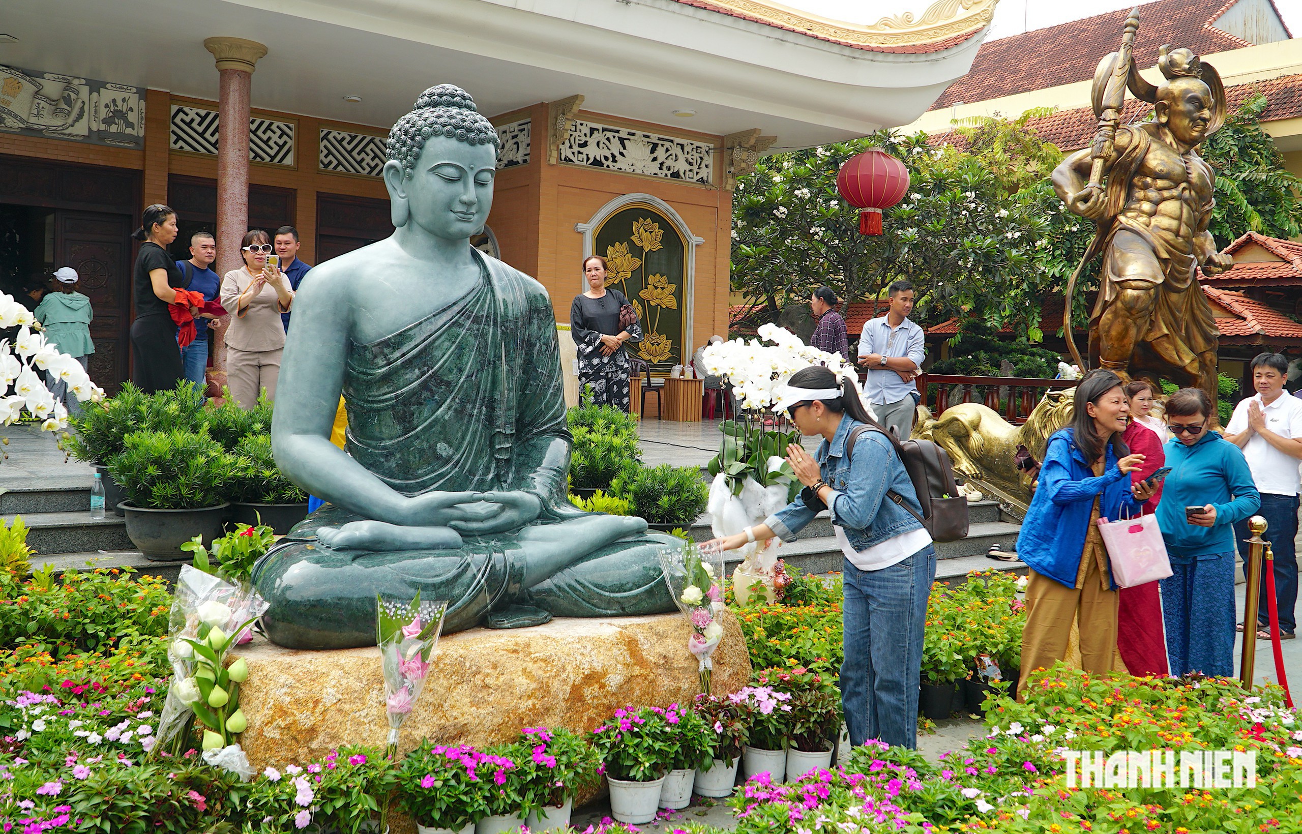 Có hơn 15.000 người chiêm bái tượng Phật đá xanh Ấn Độ ở chùa Hoàng Pháp - Ảnh 1.