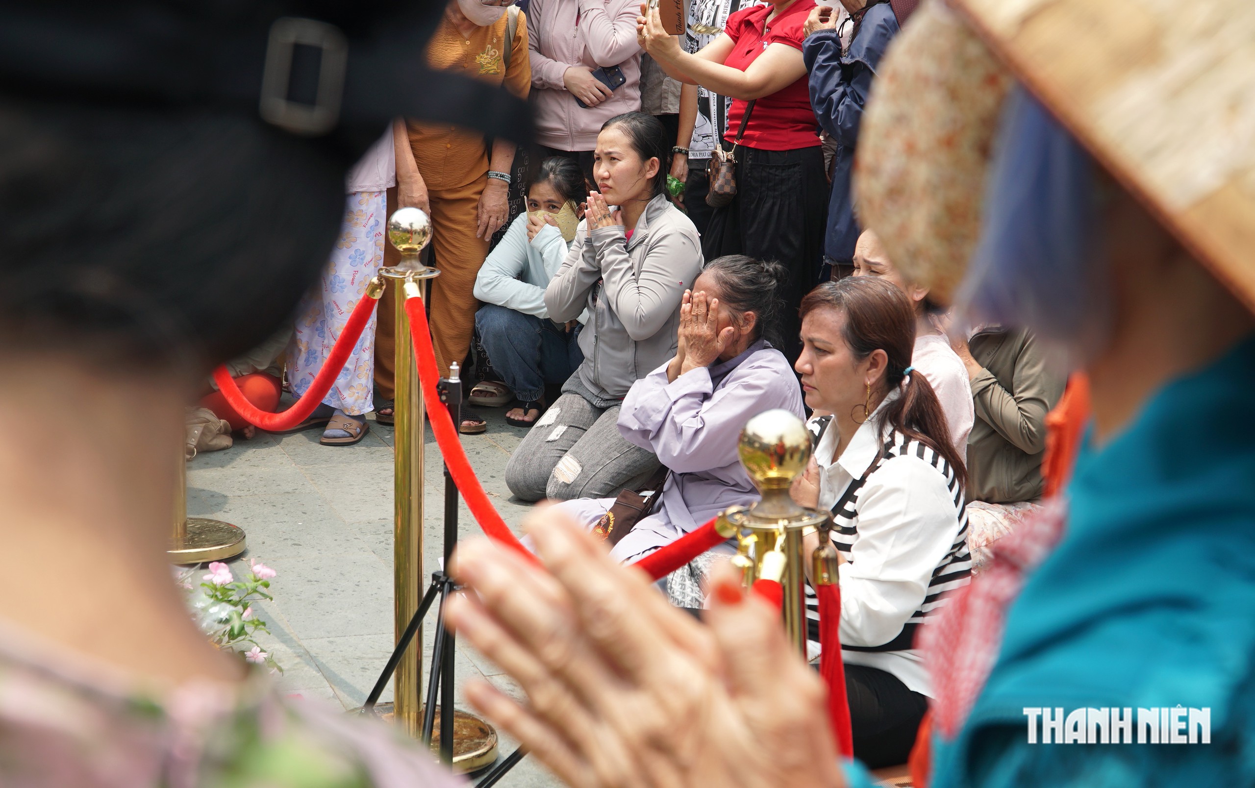 Có hơn 15.000 người chiêm bái tượng Phật đá xanh Ấn Độ ở chùa Hoàng Pháp - Ảnh 8.