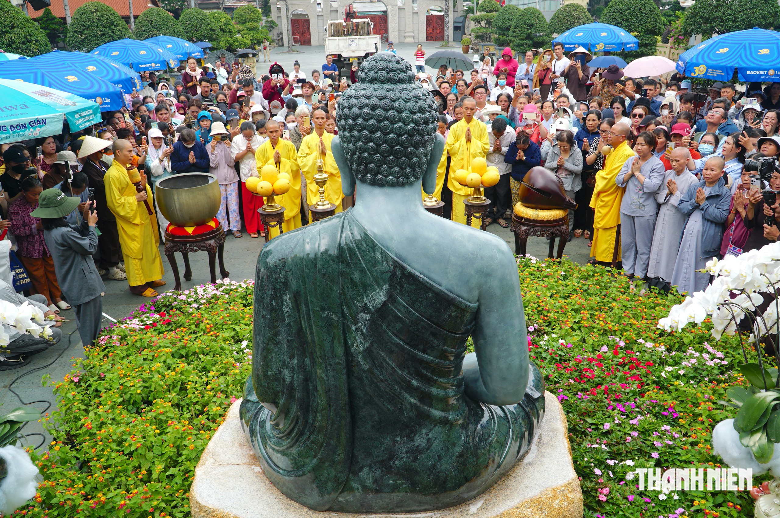 Có hơn 15.000 người chiêm bái tượng Phật đá xanh Ấn Độ ở chùa Hoàng Pháp - Ảnh 11.