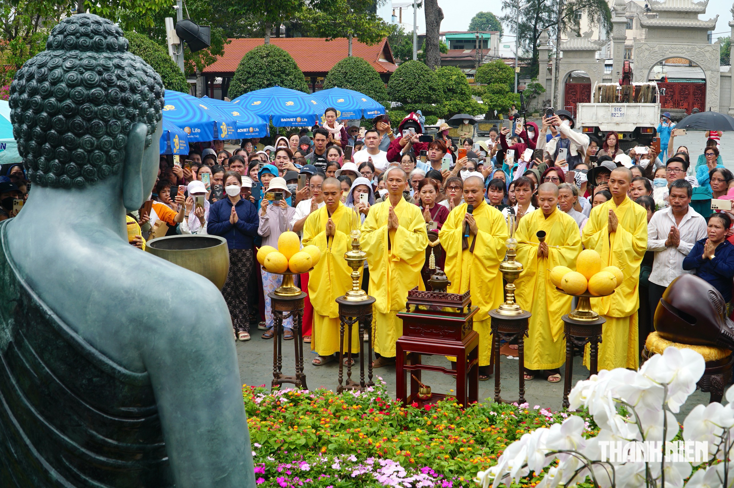 Có hơn 15.000 người chiêm bái tượng Phật đá xanh Ấn Độ ở chùa Hoàng Pháp - Ảnh 10.