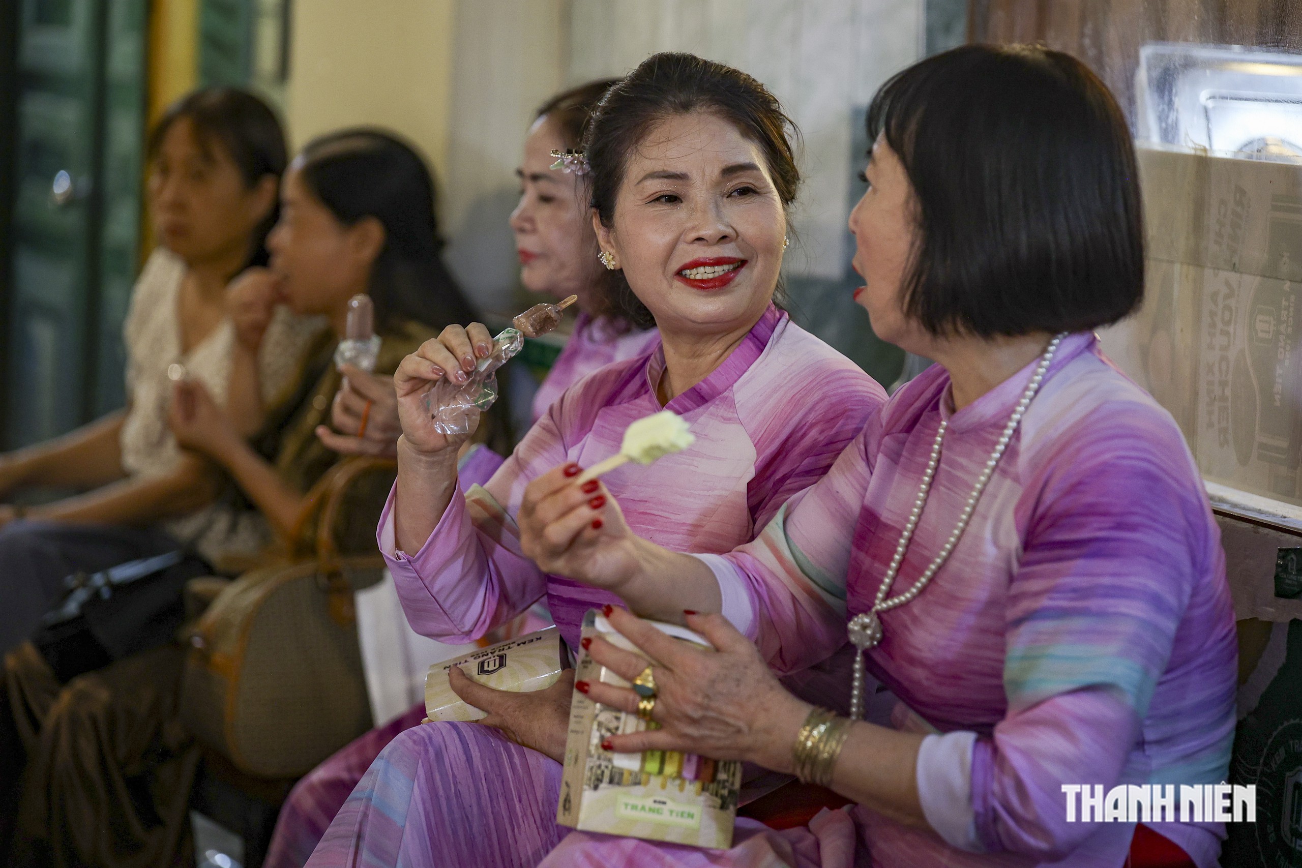 Người Hà Nội lưu luyến trước ngày kem Tràng Tiền dừng bán ở địa chỉ quen thuộc- Ảnh 4.