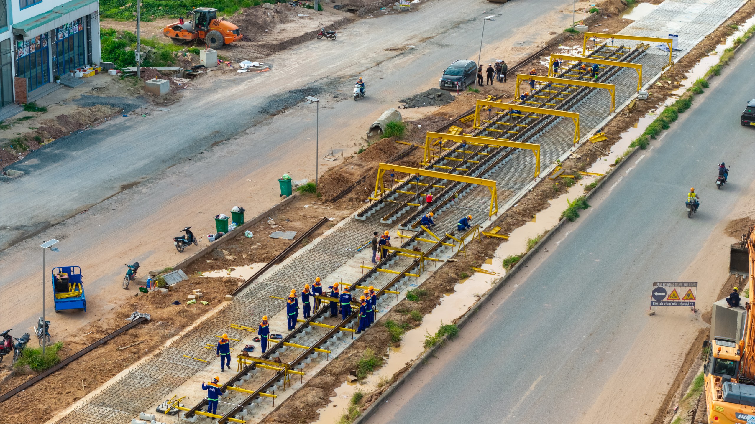 2.850 thanh ray đang được tăng tốc lắp đặt trên tuyến LRT đầu tiên tại Việt Nam- Ảnh 1.